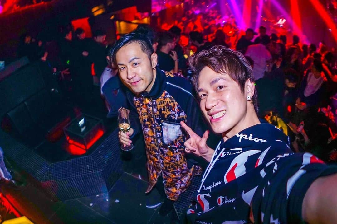 DJ DAIKI（若林大輝）さんのインスタグラム写真 - (DJ DAIKI（若林大輝）Instagram)「🎉🎂✨🍾 Love my friends😭」2月6日 21時05分 - daiki.wakabayashi