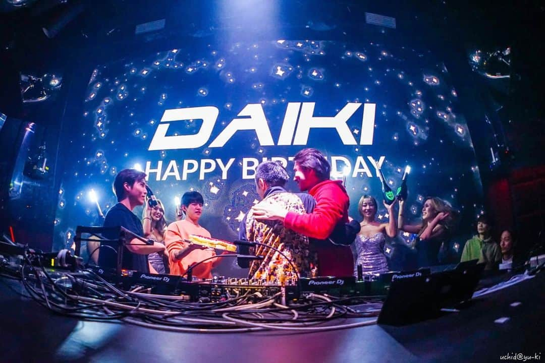 DJ DAIKI（若林大輝）さんのインスタグラム写真 - (DJ DAIKI（若林大輝）Instagram)「🎉🎂✨🍾 Love my friends😭」2月6日 21時05分 - daiki.wakabayashi