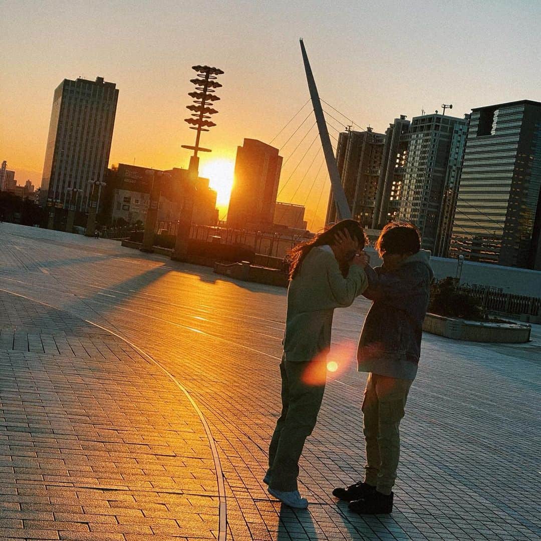 Asuka Fujimoriのインスタグラム：「夕日がほんっとに綺麗だった🥰 たくあすNewVideoお楽しみに✌️💙 今日も隣で踊るたっくんにやられました🤦🏻‍♂️💘」