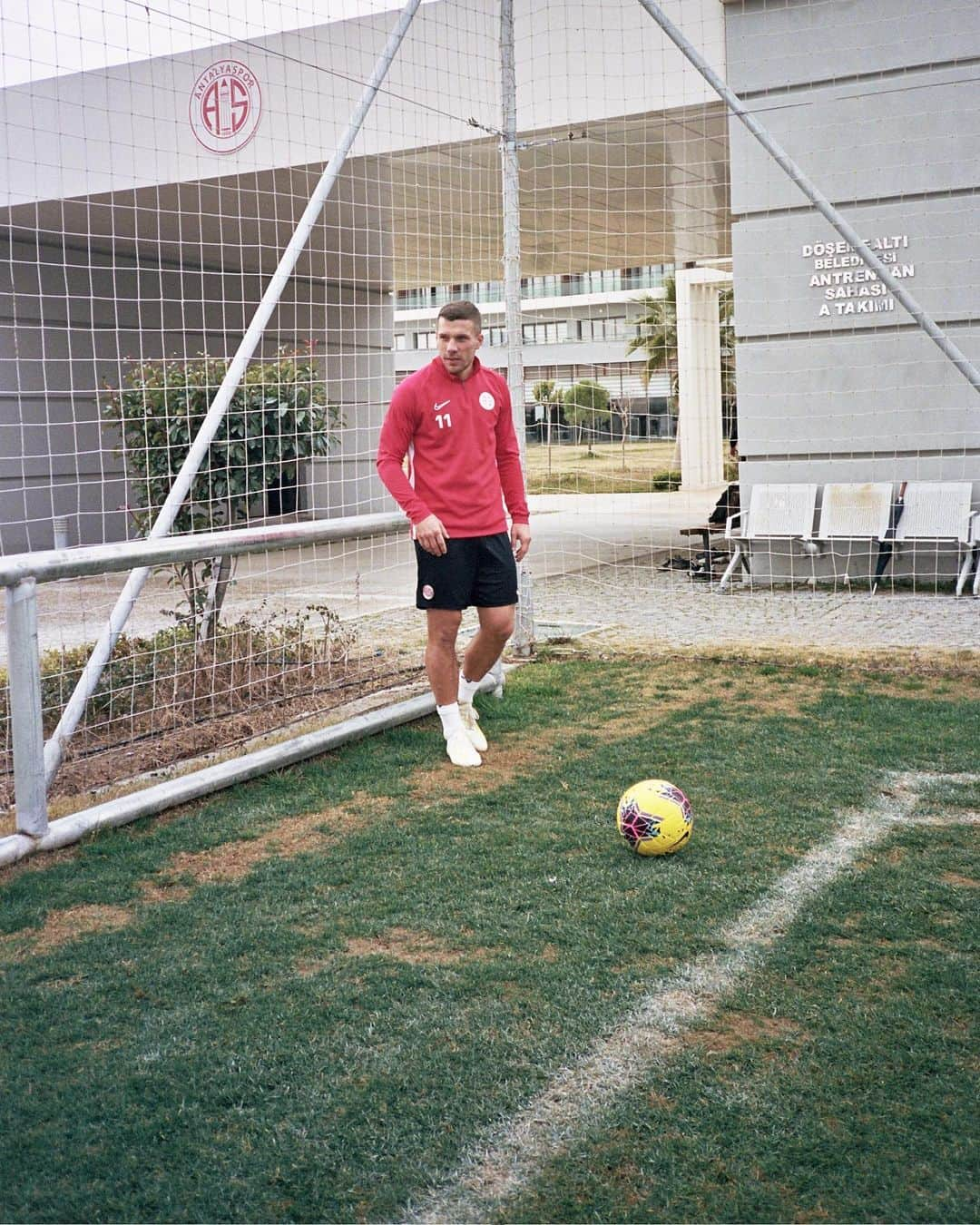 ルーカス・ポドルスキさんのインスタグラム写真 - (ルーカス・ポドルスキInstagram)「Poldi 1⃣1⃣ 👊🏻⚽ #practice #turkey #motivation」2月6日 21時09分 - lukaspodolski