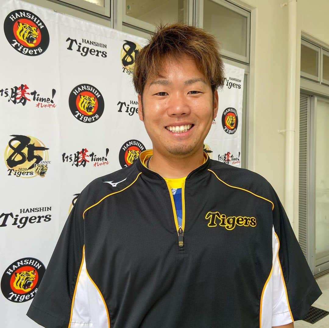 服部優陽のインスタグラム：「⚾️﻿ 虎の気遣い番長 #西勇輝 投手に直撃！﻿ ﻿ 誰かが疲れていると思えばスッと渡す栄養ドリンク、﻿ 後輩の初モノにもサッと渡すスマートな贈り物、﻿ 虎の気遣い番長西投手！(僕が勝手に言ってるだけです笑)﻿ ﻿ 移籍2年目、そしてプロ12年目…﻿ まだ味わったことのない優勝への強い想い！﻿ そして #矢野燿大 監督への感謝を込めた熱い絆！﻿ ﻿ 西投手の優しさも熱さもたっぷり詰まった企画を﻿ 明日2/7(金)の #報道ランナー で放送予定です！﻿ ﻿ みんなで"西アニキ"の漢気に触れましょう！！﻿ ⚾️﻿ #16 #虎の気遣い番長 #優しいアニキ #マウンドの哲学者﻿ ﻿ 実は #漫画 #H2 が大好き﻿ ﻿ #tigers #hanshin #hanshintigers #とらほー #阪神タイガース #toraco  #甲子園 #タイガース #虎党  #高校野球 #甲子園 #夏の甲子園 #甲子園球場 #阪神甲子園球場﻿ #宜野座キャンプ #阪神キャンプ #沖縄キャンプ #タイガースキャンプ #ブチ破れオレがヤル #勝タイム #イッツ勝タイム」
