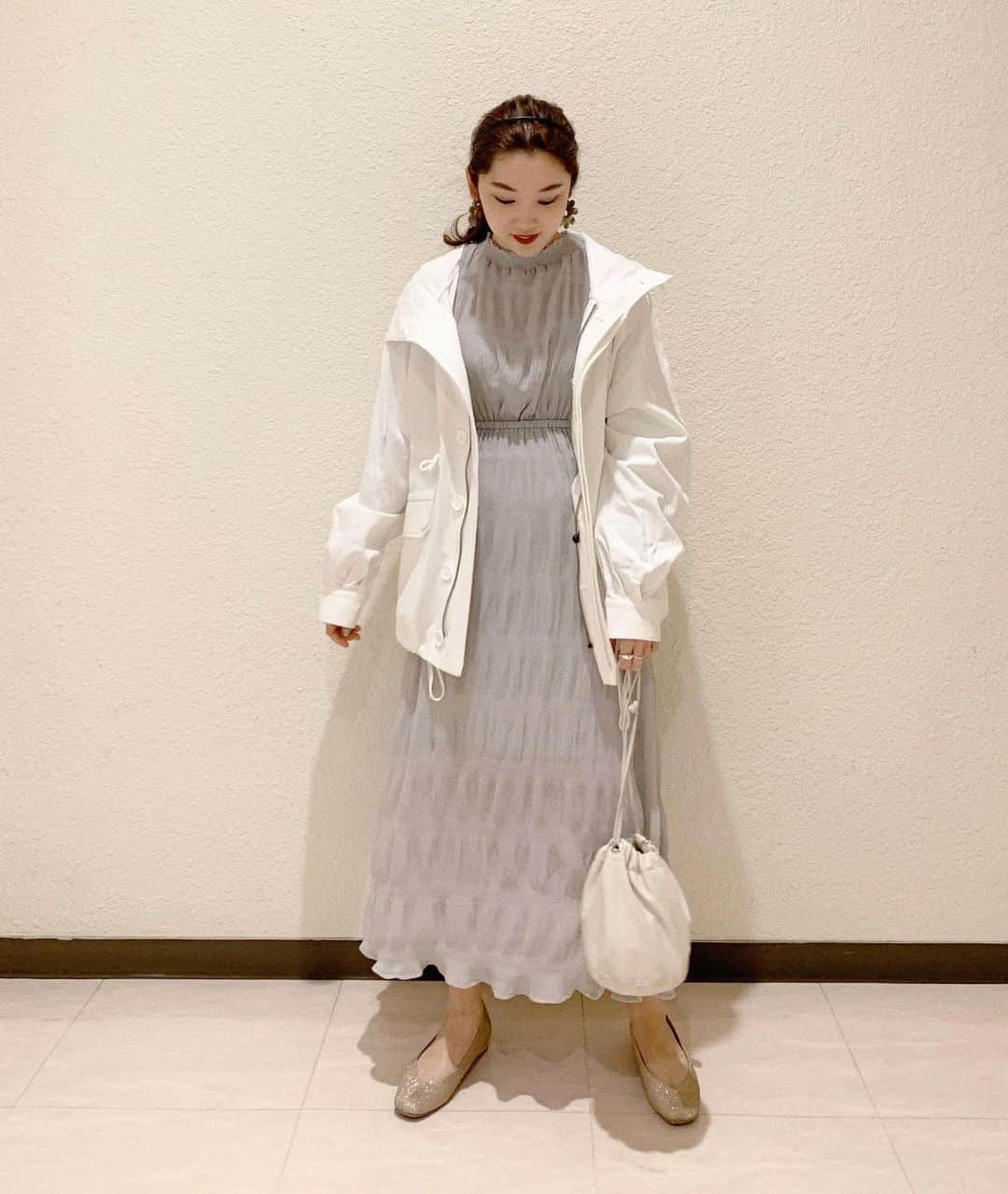 mina hinokuchiのインスタグラム：「. mint × white 🍀 フードモッズはホワイトに決めました！ . シャーリングワンピはどっち側で着ても可愛いかった！ (2枚目ボタン後ver/3枚目ボタン前ver) 袖がキュッとなってるから 手首が細く見えるのpoint高い〜っ🌱🌱 . #whoswhochico #salonbychico #フーズフーチコ #mina_chicode」