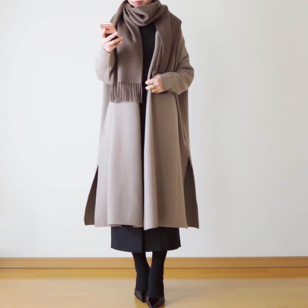 hanaのインスタグラム：「outfit❄️ * brown×beige×black☺︎ * 空気が冷たいですね。 ストールを ぐるぐるぐるぐる グルなんとかって歌いたくなる♩ * #deuxiemeclasse #uniqlo #lappartement #zara #beggandco」