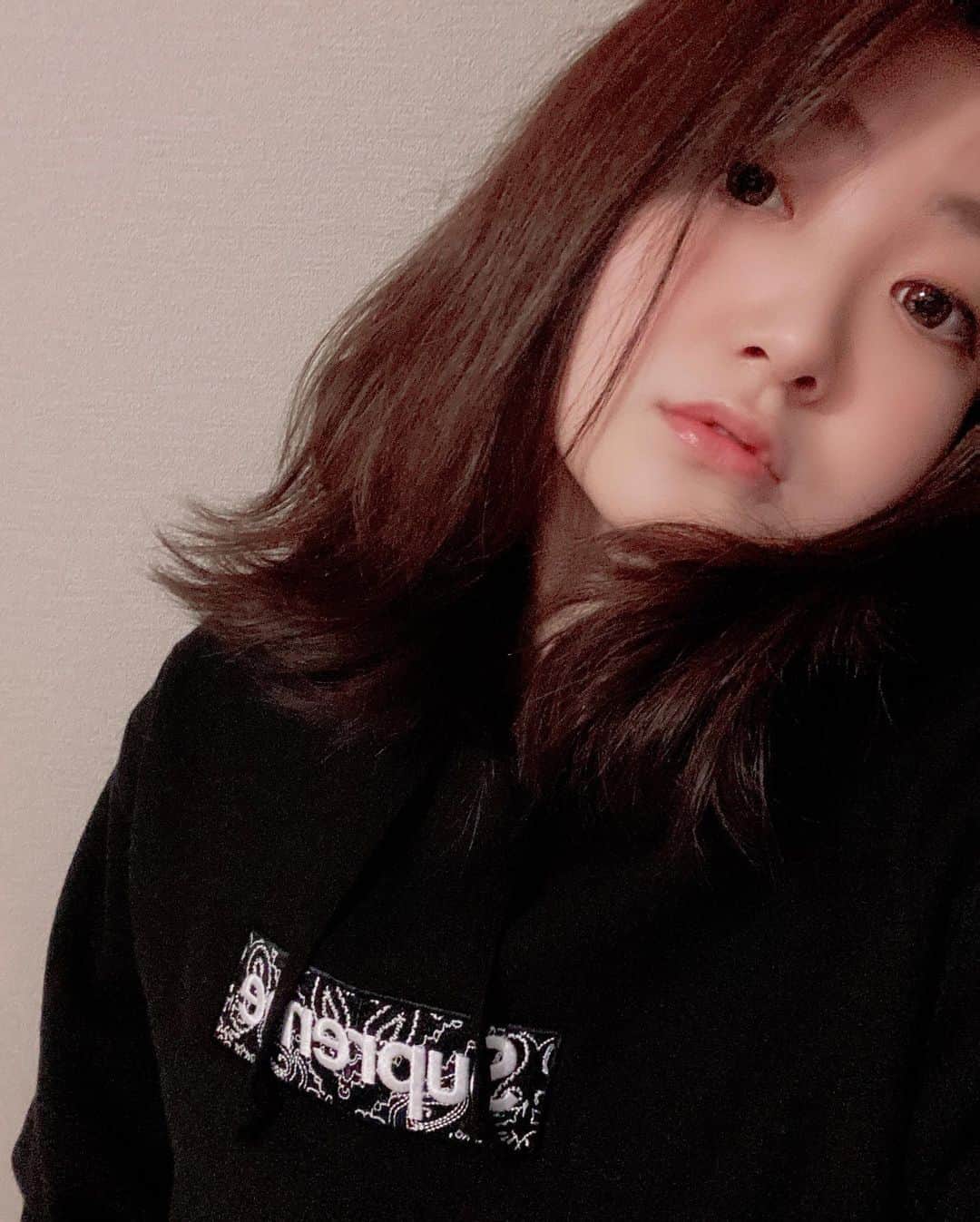 詩月まどか 詩月圓 さんのインスタグラム写真 詩月まどか 詩月圓 Instagram Supremeのロゴパーカー カッコ良し Supreme Supremeboxlogo パーカー パーカー女子 黒 Black バンダナ柄 スポーティーコーデ 裏原 原宿 渋谷 表参道 私服