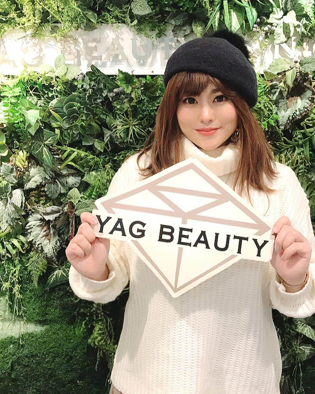 中道あすかさんのインスタグラム写真 - (中道あすかInstagram)「お肌のケアしに、 #YAGBEAUTYCLINIC 渋谷院に 行ってきました✨ @yagbeauty_official . . .  レーザートーニングは 初めて当ててみたんだけど、 光がパチパチっと肌に当たって ちょっと#脱毛 の光と 似た感じ❣️ . .  そして、そのあとに RRRマスクパックをしてもらったんですが このパックの時間が めちゃくちゃ気持ち良くて お肌がしっとりもっちり☺️💕 . . .  6~10回程度続けると、 みるみるお肌が綺麗になっていくそうなので 通ってみようかな♥️☺️ . . . .  #YAGBEAUTY #レーザートーニング #RRRマスクパック #美容#ビュースタグラマー#ハイフ#エイジングケア#レーザー#肌質改善 #読者モデル#読モ#フェイスマスク#フェイスパック#美容外科」2月6日 21時25分 - asuroom