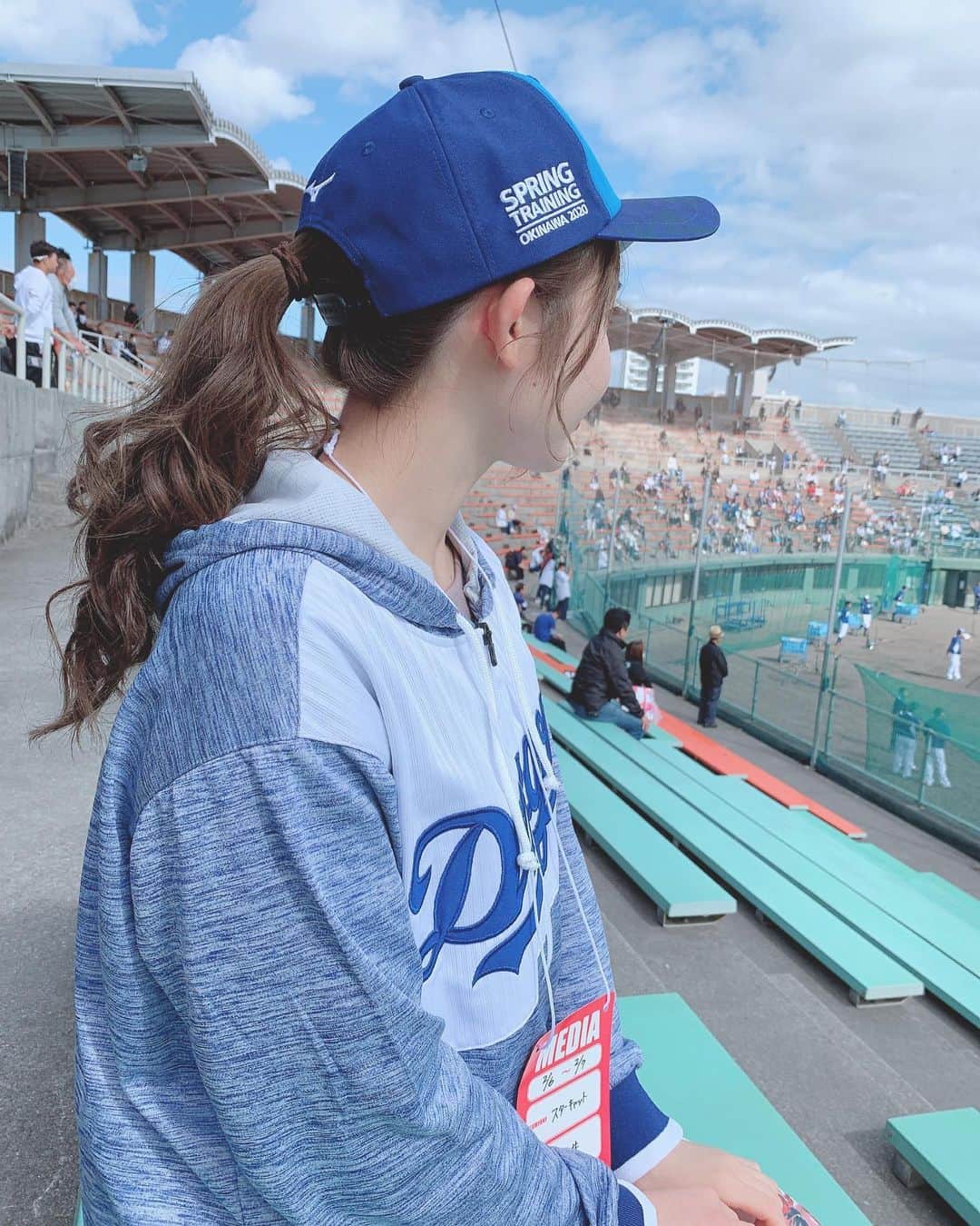 沢井里奈さんのインスタグラム写真 - (沢井里奈Instagram)「♡ . 沖縄キャンプ取材に来てます⚾️💙✨ 一日目無事終了しました☺️💓💓‬ . ‪練習を間近で拝見したり、‬ ‪選手の方にインタビューさせて頂いたり、‬ ‪とても充実した一日でした🌹🌸‬ . ‪初めてのキャンプに来れて‬ ‪とても嬉しいですし、‬ ‪とにかく楽しかったです🥺❤️‬ . #dragons #dranavi #starcat #okinawa #nagoya #baseball #uniform #ootd #coordinate #fashion #instagood #instagramjapan #japanesegirl #girls #사복 #옷스타그램 #팔로우 #中日ドラゴンズ #ドラゴンズ #中日 #沖縄キャンプ #北谷球場 #読谷球場 #沖縄 #スターキャット #キャットチャンネル #ドラゴンズ女子 #ユニフォーム #さわー野球 #沢井里奈」2月6日 21時26分 - sawairina