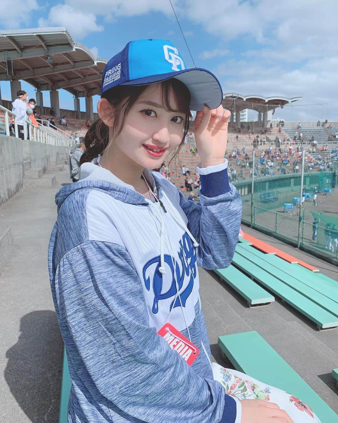 沢井里奈さんのインスタグラム写真 - (沢井里奈Instagram)「♡ . 沖縄キャンプ取材に来てます⚾️💙✨ 一日目無事終了しました☺️💓💓‬ . ‪練習を間近で拝見したり、‬ ‪選手の方にインタビューさせて頂いたり、‬ ‪とても充実した一日でした🌹🌸‬ . ‪初めてのキャンプに来れて‬ ‪とても嬉しいですし、‬ ‪とにかく楽しかったです🥺❤️‬ . #dragons #dranavi #starcat #okinawa #nagoya #baseball #uniform #ootd #coordinate #fashion #instagood #instagramjapan #japanesegirl #girls #사복 #옷스타그램 #팔로우 #中日ドラゴンズ #ドラゴンズ #中日 #沖縄キャンプ #北谷球場 #読谷球場 #沖縄 #スターキャット #キャットチャンネル #ドラゴンズ女子 #ユニフォーム #さわー野球 #沢井里奈」2月6日 21時26分 - sawairina