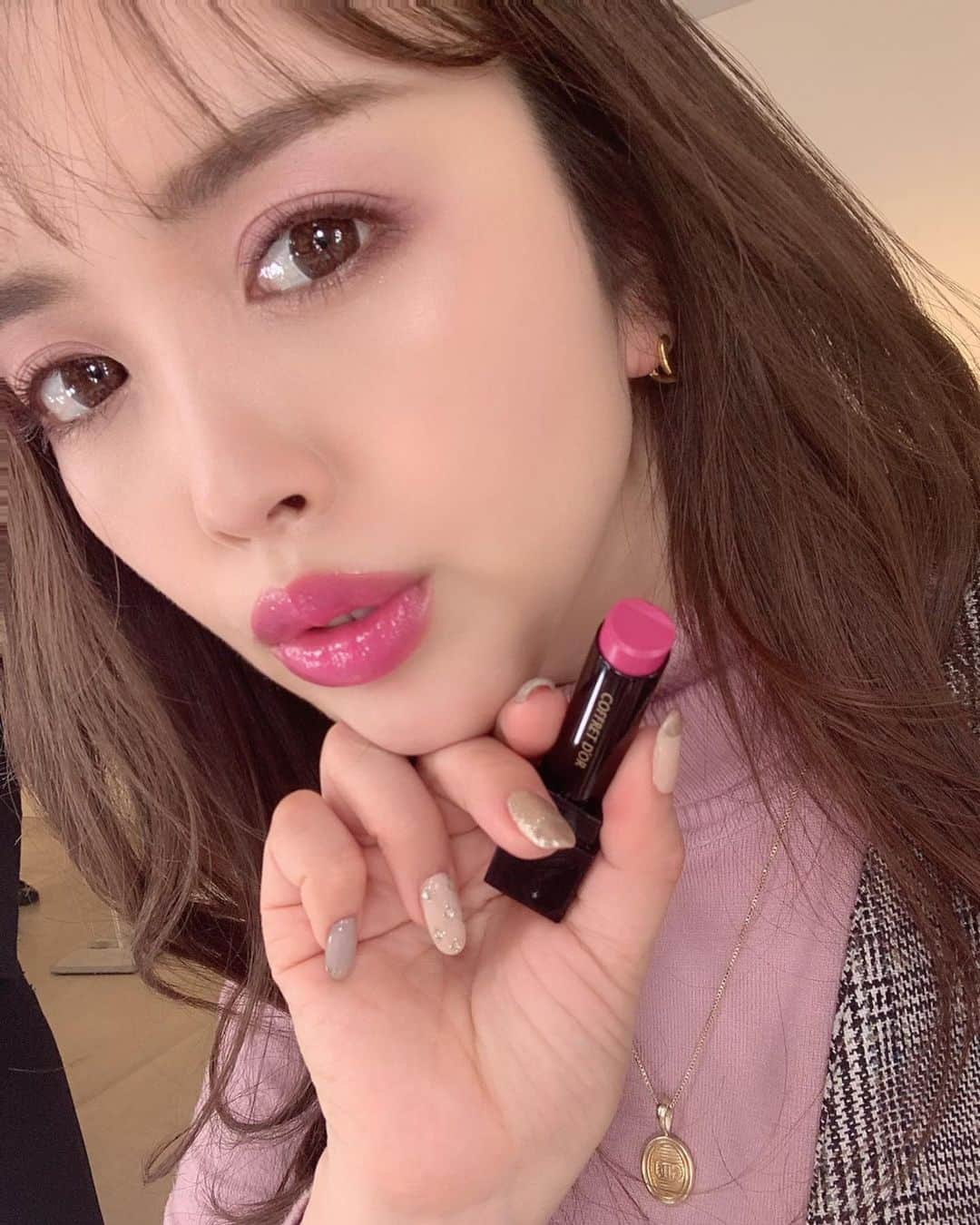 板橋瑠美さんのインスタグラム写真 - (板橋瑠美Instagram)「2020年の私だけの春make💄♡﻿ ﻿ ﻿ コフレドールの新感覚💕⁉️めっちゃ楽しいメイクイベントに行ってきたよー♡﻿ ﻿ ﻿ 入ってすぐ目の前にドーーーン！とパネルが！😳﻿ ﻿ 2020年の自分に宣言❗️﻿ 『myアップデート宣言チケット』﻿ ﻿ 何これーー🤩おもしろーい💕﻿ ﻿ ﻿ 私が選んだのは…﻿ ﻿ つい最近ストーリーにも書いたばかりで驚いたんだけどww﻿ ↓﻿ #がんばった分だけ遊ぶ﻿ ﻿ ﻿ そしてたまにするとリフレッシュする、﻿ ↓﻿ #たまにはSNSから離れる﻿ ﻿ ﻿ そして昔から大切にしてる事♡﻿ ↓﻿ #疑うより信じる﻿ ﻿ ﻿ 他にも素敵な言葉がたくさんあったのだけど、特に直感で好きなカードを選びました💕﻿ ﻿ ﻿ ﻿ そして右側の受付へ持っていくと、、、、﻿ ﻿ ﻿ ふむふむ。﻿ ﻿ ﻿ ﻿ 私のタイプは、﻿ ﻿ 【存在自体がパワースポット✨圧倒的ヒロイン】﻿ ﻿ ﻿ えーーーー❣️めっちゃ嬉しい言葉♡😊﻿ ﻿ ﻿ ﻿ ﻿ ﻿ この圧倒的ヒロインタイプはこのメイク達になりますー！﻿ ﻿ と担当のメイクアップアーティストさんに出してもらったのが、﻿ ﻿ ﻿ ﻿ なんとなんとなんとーーー💜﻿ ﻿ 私の大好きなパープルだらけ💜💜💜﻿ ﻿ ﻿ ﻿ ﻿ 凄すぎない？！www﻿ ﻿ ﻿ ﻿ ●二月発売﻿ 新・毛穴つるんとカバー＆化粧もち下地﻿ 「スキンイリュージョンプライマーUV」﻿ ﻿ ●三月発売　1色で ぐんと奥行き光グラデシャドウ﻿ 「3Dトランスカラー　アイ＆フェイス」﻿ のパープル﻿ ﻿ ﻿ ●三月発売﻿ 高発色×生ツヤ持続ルージュ「スキンシンクロルージュ」の、青みピンク﻿ ﻿ ﻿ ﻿ 青みピンクの口紅は最近つけてなかったし、﻿ こーいうパープルのシャドウはなかなか着けたことがないから、﻿ この春はつけてみようと思います♡﻿ ﻿ ﻿ ﻿ ﻿ 明日❤️﻿ 7日（金）から、9日（日）まで3日間、﻿ ﻿ 11時～19時﻿ （日曜のみ17時まで） 表参道SO-CAL LINK GALLERYにて開催してるので、﻿ ﻿ みなさん、面白いので、是非行ってみてねー💕﻿ ﻿ ﻿ ﻿ ﻿ ﻿ ﻿ #コフレドール #myアップデート宣言﻿ #スキンイリュージョンプライマーUV﻿ #ネオコートファンデーション#光グラデシャドウ#PR #スキンシンクロルージュ﻿ @coffret_dor_official」2月6日 21時27分 - rumi_official_0616