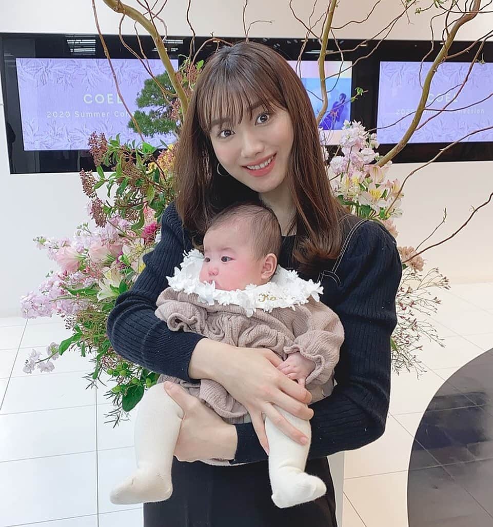 海野ナルのインスタグラム：「可愛い姪っ子💗側で成長を見れて とっても嬉しい😍 マールマールの名前いりスタイをプレゼンしたよ👶💕 .  #赤ちゃん #プレゼント #可愛い #baby #生まれて3ヶ月 #姪っ子 #マールマール #スタイ #赤ちゃんのいる生活 #大好き姪っ子 #👶 #名前入り #marlmarl」