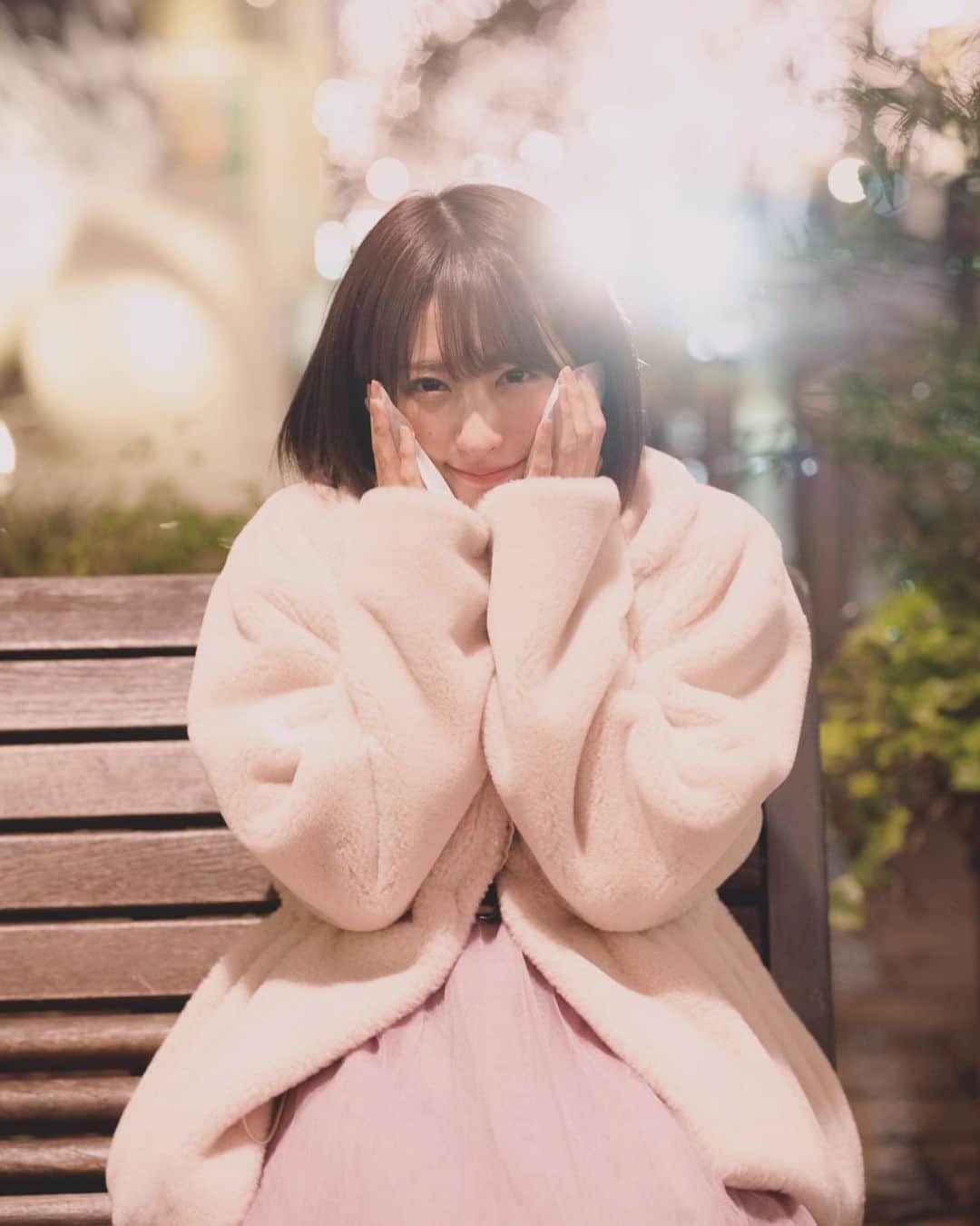 小桃音まいのインスタグラム：「一緒にあったまろ？. . . #写真好きな人と繋がりたい #ポートレート #ポートレート撮影 #撮影モデル #ポートレートモデル #写真 #小桃音まい #ボブ #ショートボブ #ショートヘア #ショート #ショートカット #冬コーデ #冬 #japanesegirl #instagood #instalike #instafashion #低身長ファッション #photography #photooftheday #naturephotography #portrait #followforfollowback #follow4like #彼女感 #instafashion #もこもこアウター」