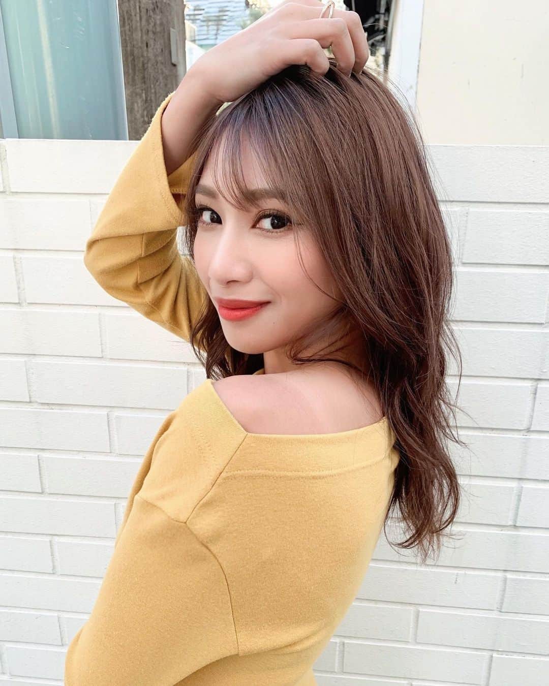 新井ニーニャのインスタグラム：「❤︎﻿ ﻿ ﻿ 数週間前にまた前髪を増やして﻿ カラーを整えてもらったときの❣️﻿ ﻿ 𝑻𝒉𝒂𝒏𝒌 𝒚𝒐𝒖 𝒃𝒚 @logkenken ﻿ ﻿ ﻿ 現在BLANCAリニューアル中で﻿ オープンを2月頭に予定していましたが﻿ 少しずれ込みそうです🙇‍♀️﻿ ﻿ 来週にはご報告出来る予定なので﻿ 楽しみにしていてください🌹🖤﻿ ﻿ ﻿ #振り返りポーズ多い﻿」