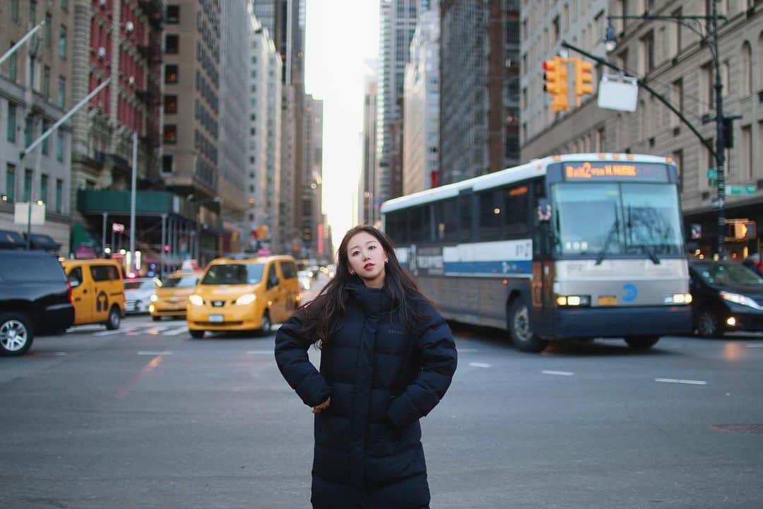 澤山璃奈さんのインスタグラム写真 - (澤山璃奈Instagram)「#sawarina_ny 🚍 Photo by @k1989m ————❄︎———— 🟨🟡🚕🚌🚦💛 車引き連れてる風🤣笑  TokyoもNYも寒いね🥶❄️ 寒さと乾燥は私にとって一番の敵… みんな負けずにがんばろーっ💪🏽🤣🥺😷！ #プチNY生活 #NY生活 #短期留学  #ニューヨーク　#NY  #nylife #newyork #nyphoto #nyc #Manhattan #winterfashion #mpg」2月6日 21時41分 - rinasawayama