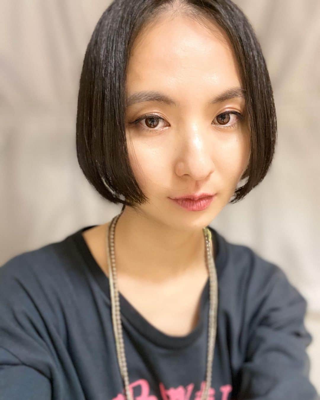 芥川舞子のインスタグラム：「#髪切りました ・ 大胆に、ボブにしたと見せかけて... 実は前髪だけカットして後ろは残しています(写真2枚目) ・ #姫カット ・ 仕事上、あまり奇抜な髪型が出来ないため(このスーパーロングって時点ですでに奇抜かw)、 スタイリングによって普段通りの印象にもなるよう、工夫してもらいました。 ・ はぁ〜これで色々遊べる〜♪ とっても気に入っています💓 ありがとうございました😊」