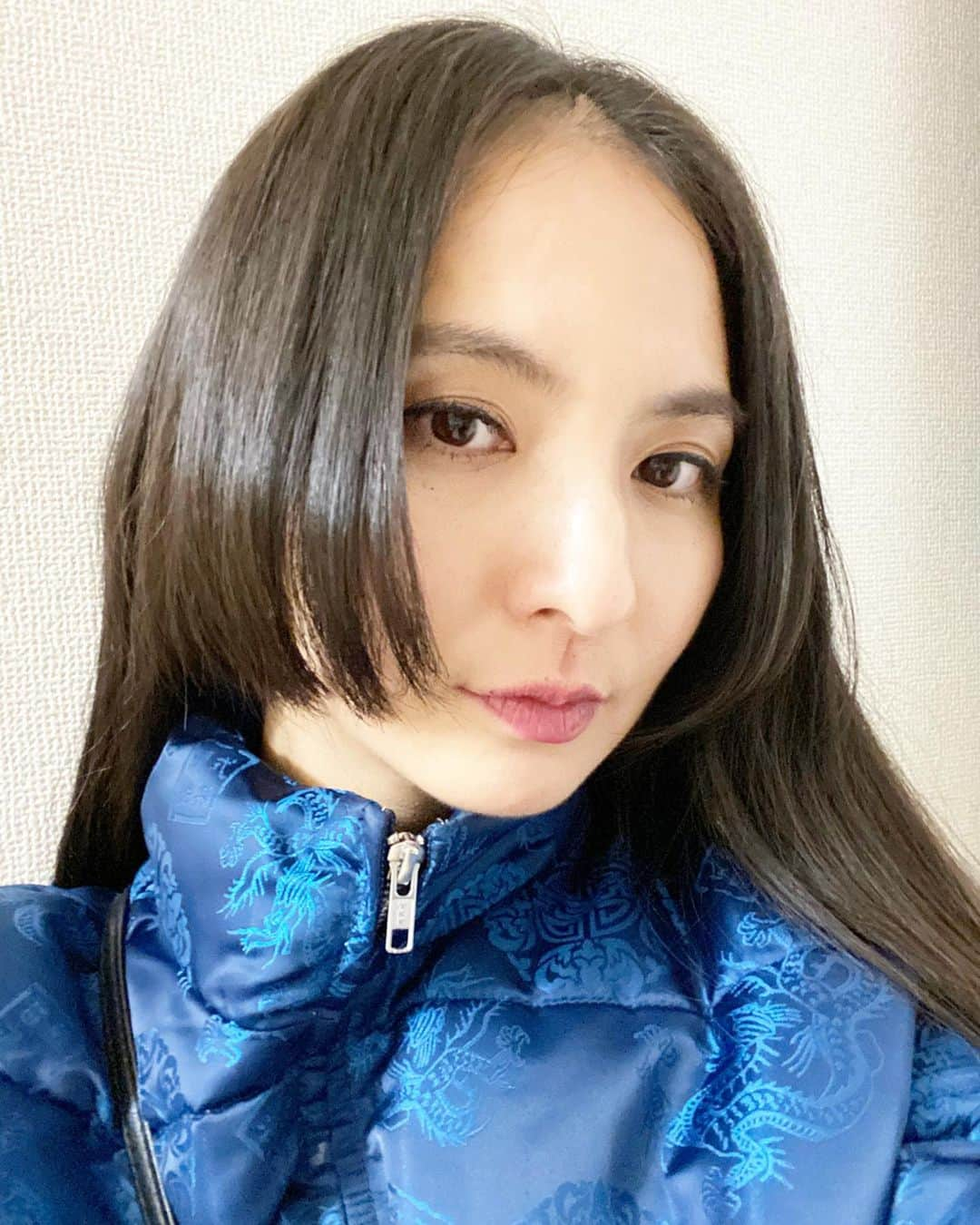 芥川舞子さんのインスタグラム写真 - (芥川舞子Instagram)「#髪切りました ・ 大胆に、ボブにしたと見せかけて... 実は前髪だけカットして後ろは残しています(写真2枚目) ・ #姫カット ・ 仕事上、あまり奇抜な髪型が出来ないため(このスーパーロングって時点ですでに奇抜かw)、 スタイリングによって普段通りの印象にもなるよう、工夫してもらいました。 ・ はぁ〜これで色々遊べる〜♪ とっても気に入っています💓 ありがとうございました😊」2月6日 21時35分 - maiko.akutagawa