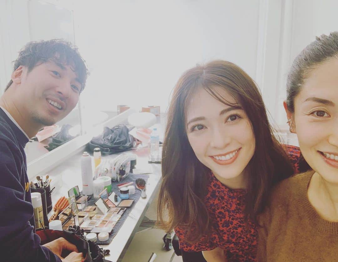 亀恭子のインスタグラム：「本日の現場。 . . . スムーズに、 巻き巻きで終了。 . . 撮影後に展示会、リース… 今日は #workday とにかくお外は寒かったですね。 . . #shooting #sunnyday #coldday #winter #housestudio #ハウス助かる #マイちゃん可愛い #クワマン小顔ポジション」