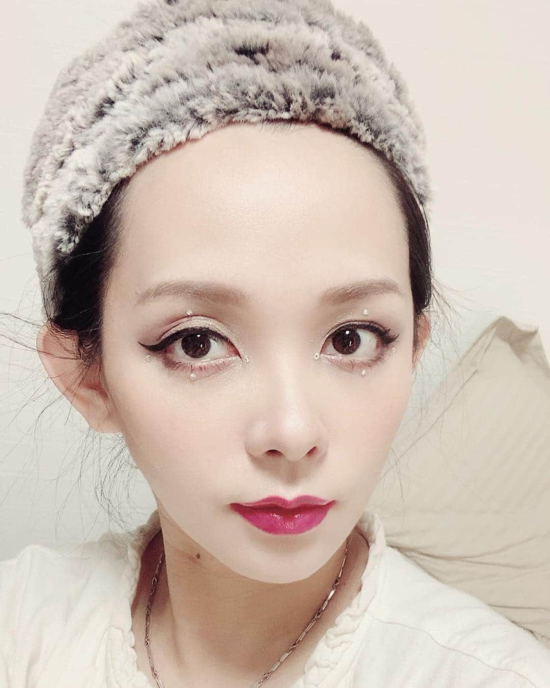 のインスタグラム：「妊娠してからメイクをあまりしていなかったのでノーコンタクトですが超英雄祭前にメイクの練習しました😂  ロッキーホラーショーの時もそうだったけど アイメイクにスワロを入れるのが自分的ブームが続いている。  それにお肌トラブルがずっとあったんだけど、 赤ちゃんのおかげで一時的にツルツルになってて嬉しいです🙏  #メイクの練習 #妊娠中はメイクをあまりしなかったので #アイメイク #スワロフスキー #お肌トラブル改善」