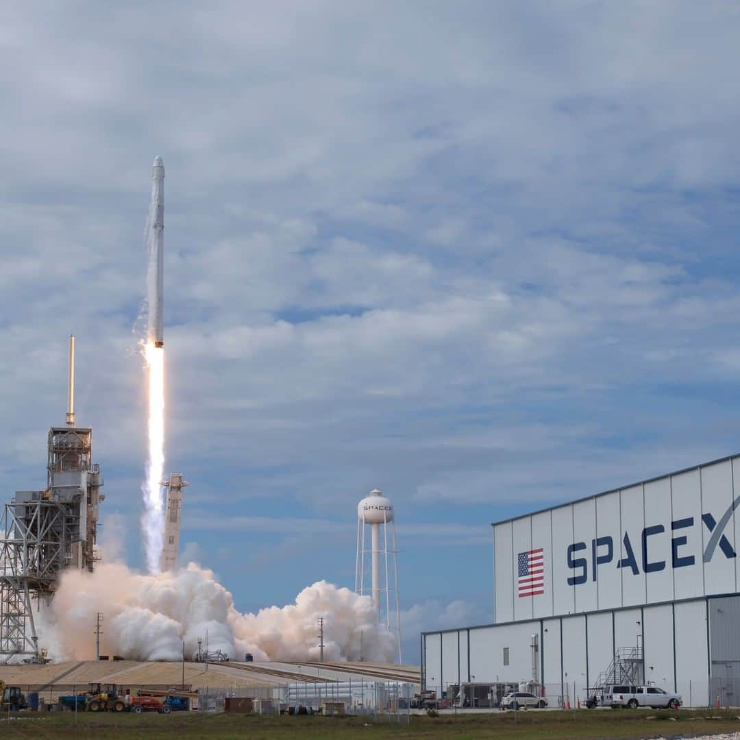 HYPEBEASTさんのインスタグラム写真 - (HYPEBEASTInstagram)「#hypebeasttech: Elon Musk‘s @spacex has now launched an online booking rideshare service for its Falcon 9 launches. Starting at $1 million USD, the booking guarantees a spot on the SpaceX rocket with a maximum payload of 200 kg. The hefty price tag also allows passengers to select their desired orbit, the type of rocket from upcoming scheduled missions, minimum readiness date and if they need a 15-inch or 24-inch port. Head to the link in our bio to learn more about the experience. ⁠ Photo: Bill Ingalls/Getty Images」2月6日 21時45分 - hypebeast