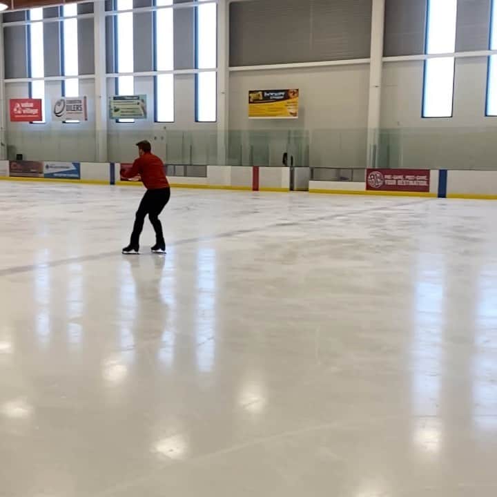 ヴォーン・チピアーのインスタグラム：「Testing out some new @auraskates. #figureskating #backflip #auraskates #gatewayfsc」