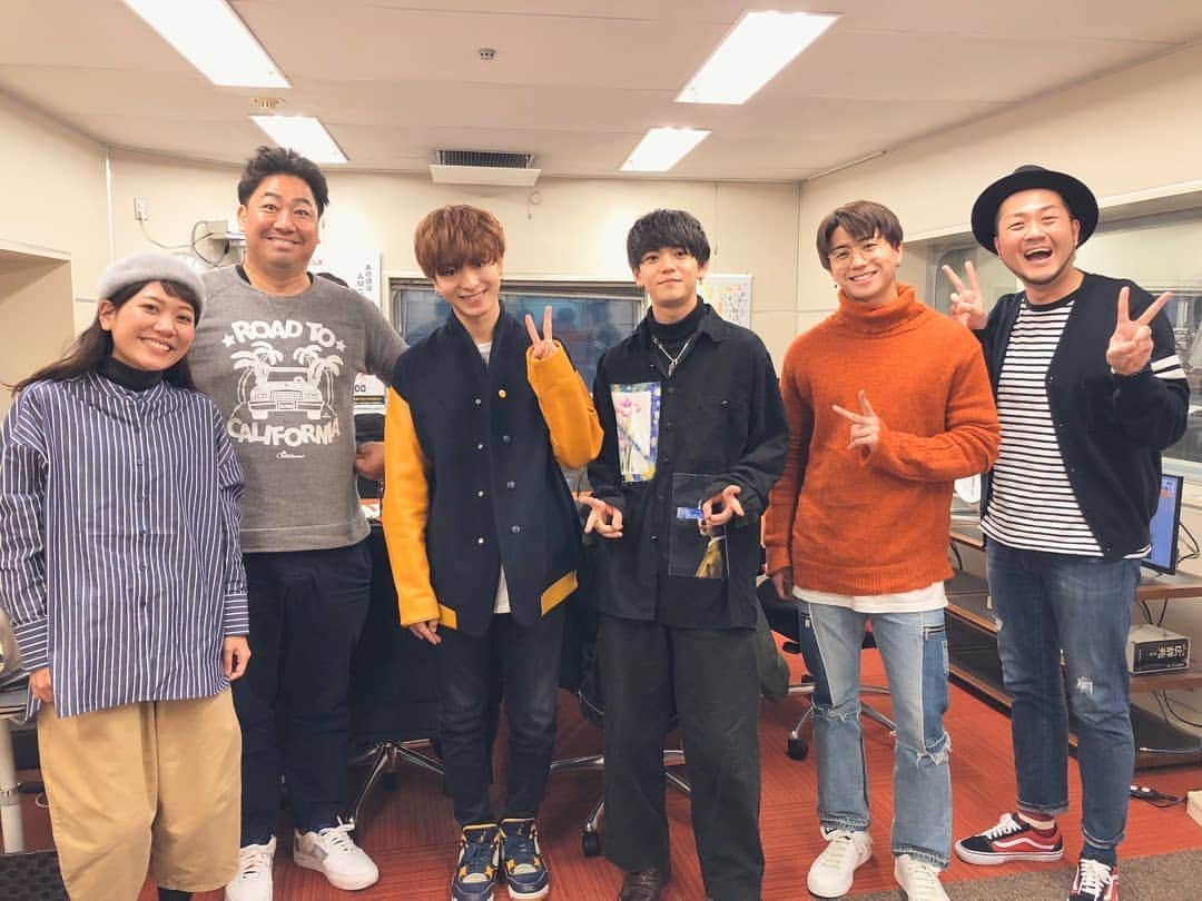 青木淳也さんのインスタグラム写真 - (青木淳也Instagram)「* * * KBCラジオ『夕方じゃんじゃん』 今週も聴いてくれたみなさん！ ありがた～い♪ * ゲストには 【FANTASTICS from EXILE TRIBE】から 瀬口黎弥さん 木村慧人さん 中島颯太さん お三方にお越しいただきました！ ありがた～い♪ * 瀬口さんは福岡出身で 高校時代の文化祭にブルーリバーが来て 漫才をしたのを見てくれたそう！ 爆笑しましたって言ってくれました！ 嬉しかったーーー！ * ◎1stアルバム『FANTASTIC 9』 2月12日(水)リリース！ ◎3月からツアースタート！ * KBCラジオ『夕方じゃんじゃん』 毎週木曜日16:00～生放送！ 聴いてくださぁーい！ * * #ブルーリバー #坂口カンナ #KBCラジオ #夕方じゃんじゃん #ラジオ #radio #radiko #生放送 #福岡 #fukuoka #ゲスト #guest #トーク #talk #記念撮影 #写真 #picture #photo #お笑い #お笑い芸人 #fantastics #感謝」2月6日 21時49分 - blueriveraoki