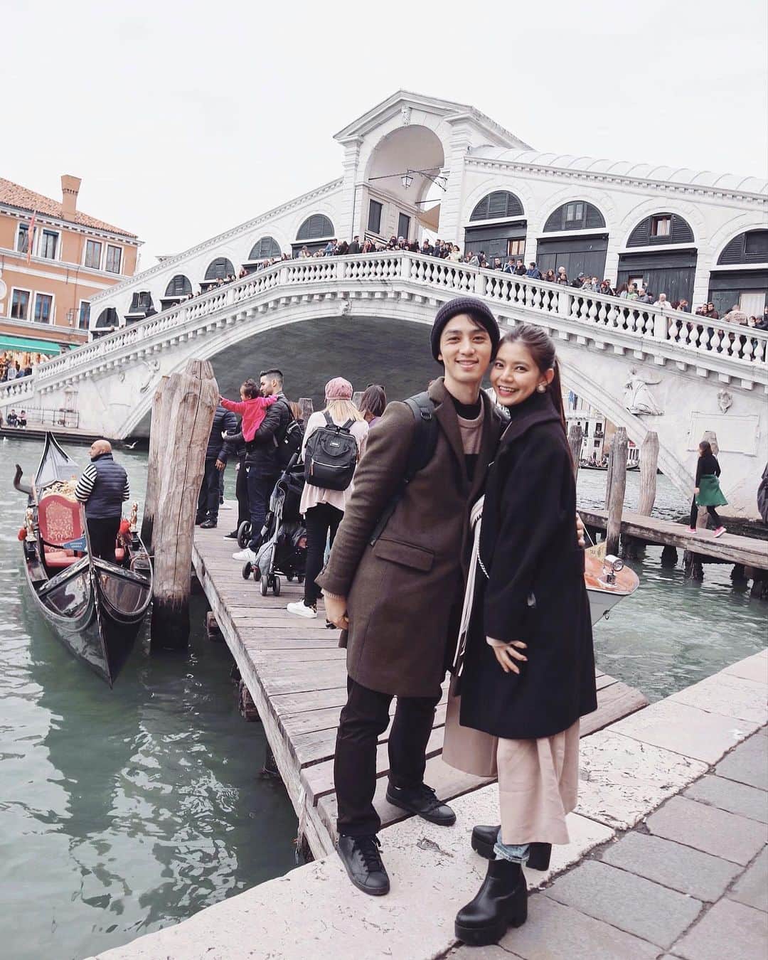 畑有里紗さんのインスタグラム写真 - (畑有里紗Instagram)「ヴェネチアにあるリアルト橋⛵️ . ちょうど行った時が3連休と 重なっていたみたいで リアルト橋がすっごい人混みでした🤣 . この橋周りにも美味しそうなお店が たくさん並んでいて賑わってたよ🍝🍕 . #ベネチア#ヴェネチア#水の都#イタリア#イタリア旅行#italia#venezia#ariitrip#絶景#ヴェネチア#ヴェネツィア#ヴェネチア旅行#夫婦旅行#夫婦#ありーとしょーちゃん#リアルト橋」2月6日 21時58分 - arii_m36
