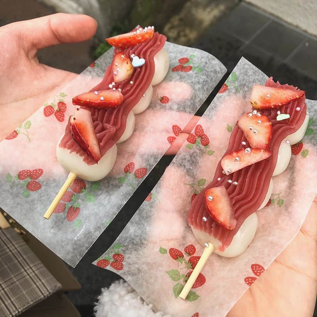 のインスタグラム：「. 【#uwasa_東京】 東京・浅草にある「浅草そらつき」をご紹介🎉✨ 浅草そらつきは、なんと「いちごどら焼き」の専門店なんです🥮💞 そんな浅草そらつきでは、いちごどら焼き以外にも苺を使用したスイーツが沢山登場しているんです🍓🌟 こちらのお写真は、いちごのお団子🍡 もちもちのお団子の上には、いちごのあんといちごをトッピング💕 可愛らしい見た目はもちろんお味も完璧な食べ歩きスイーツです😋 ＊ 浅草そらつき👉(@asakusa.soratsuki) ＊ ↓素敵なアカウントはこちら [photo by:@___cn.9] ＊ <<✏️=========================>> グルメに関する素敵なお写真を 厳選してご紹介しています📷🌈 【 @uwasa_gourmet 】 or 【 #uwasa 】 をタグ付けであなたの投稿が Instagramや記事で紹介されちゃうかも👀🎉 皆さんの素敵なご投稿お待ちしています🌸 <<=========================🔎>> ＊ #東京 #東京グルメ #東京スイーツ #浅草 #浅草カフェ #浅草寺 #スイーツ #sweets #カフェ #浅草そらつき #いちご #苺 #ストロベリー #strawberry #お団子 #浅草観光 #浅草食べ歩き #浅草グルメ #浅草デート #食べ歩き #散歩 #かわいい #おやつ #浅草観光 #美味しい #yummy #浅草グルメ #グルメ #asakusa」