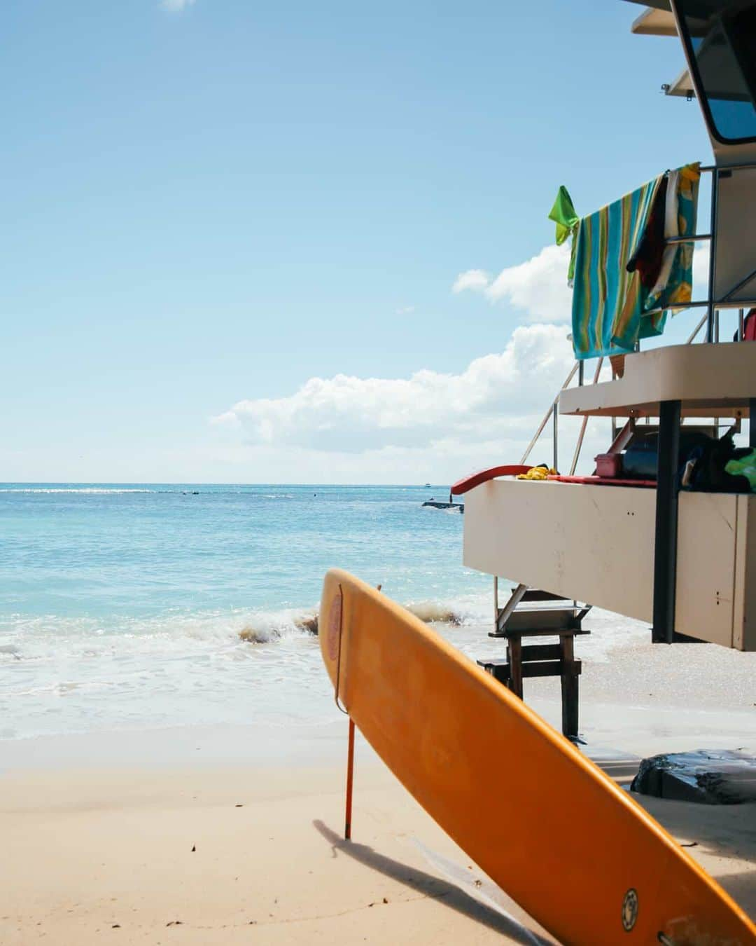 Instagenic Hawaiiのインスタグラム：「ビーチで遊ぶ際には、ぜひライフガードに今日の海の状況や注意点など聞いてみてくださいね😊🏖️ #ハワイ #hawaii #オアフ島 #oahu #ワイキキ #waikiki #ハワイの海  #ハワイビーチ  #ハワイ旅行  #ビーチ巡り  #ハワイ旅  #ライフガード  #海の安全 #ハワイのためにできること #シェアアロハ #sharethealoha  #おすすめビーチ」