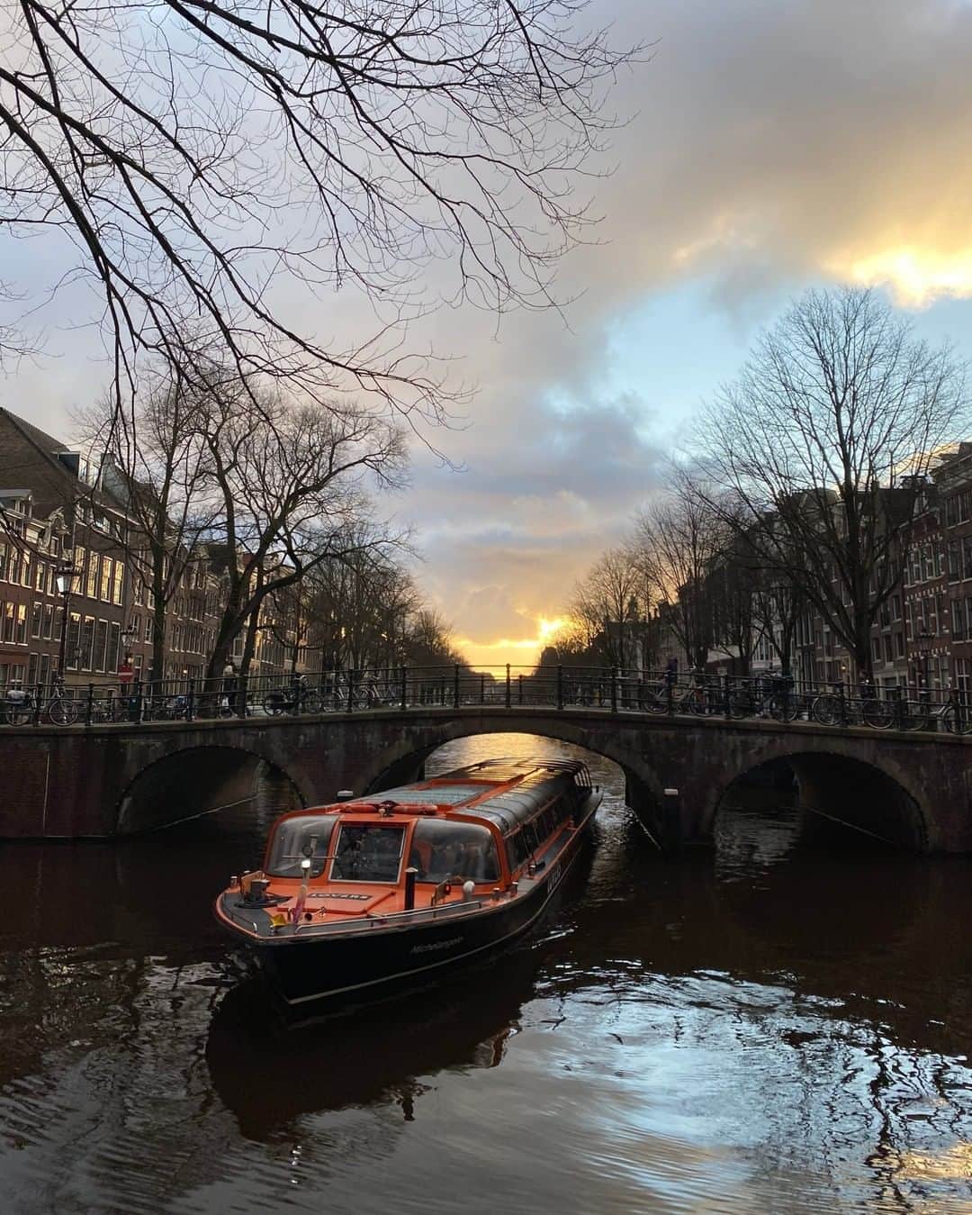National Geographic Travelさんのインスタグラム写真 - (National Geographic TravelInstagram)「Photo by Muhammed Muheisen @mmuheisen | Tourists in a boat enjoy a ride along the canals in Amsterdam, Netherlands.  For more photos and videos from different parts of the world, follow me @mmuheisen and @mmuheisenpublic. #muhammedmuheisen #Amsterdam #Netherlands #Canals」2月6日 22時07分 - natgeotravel