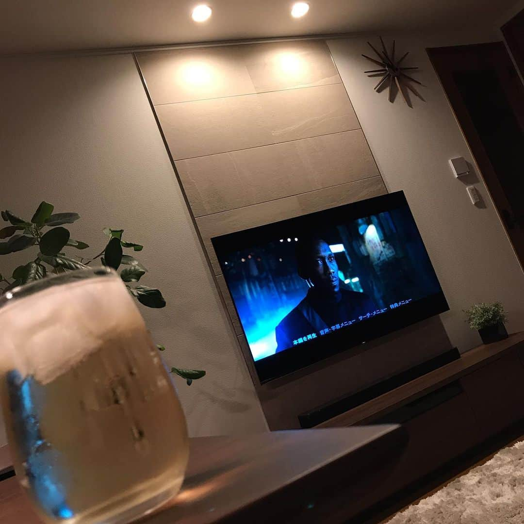 折目遼のインスタグラム：「映画鑑賞しながらの、ハイボール🥃 #映画鑑賞 #ハイボール #いやしの時間」