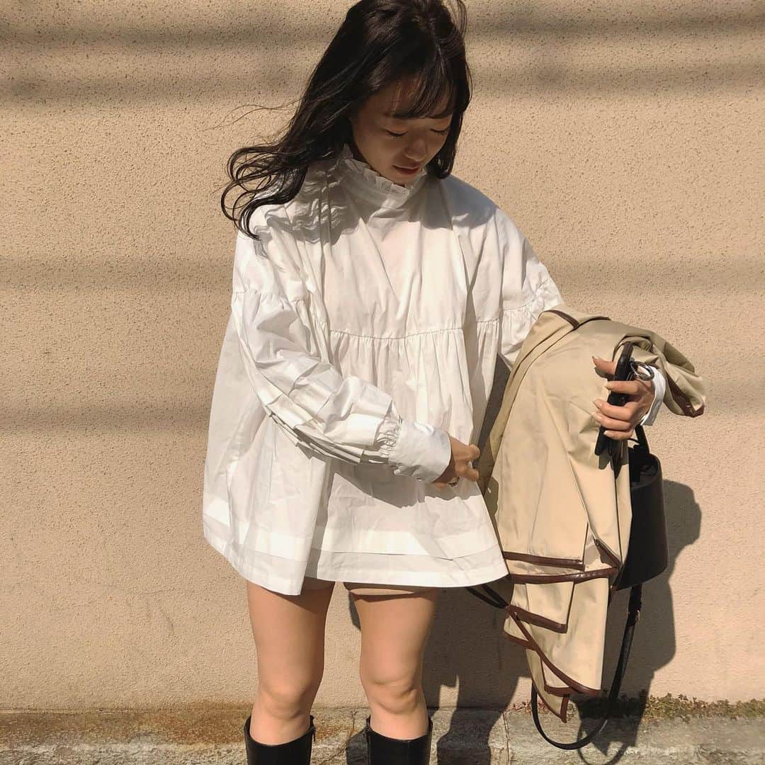のインスタグラム：「ㅤㅤㅤㅤㅤㅤㅤㅤㅤㅤㅤㅤㅤ ㅤㅤㅤㅤㅤㅤㅤㅤㅤㅤㅤㅤㅤ もうニットよりブラウスが着たい！🕊 ㅤㅤㅤㅤㅤㅤㅤㅤㅤㅤㅤㅤㅤ このブラウスは中に薄手のニットとか着たら 今から着られそう♪ アウターとの間にカーディガン羽織っても◎ ㅤㅤㅤㅤㅤㅤㅤㅤㅤㅤㅤㅤㅤ ㅤㅤㅤㅤㅤㅤㅤㅤㅤㅤㅤㅤㅤ 今日は京都も大阪も雪❄️ この冬初めてかも♡ ㅤㅤㅤㅤㅤㅤㅤㅤㅤㅤㅤㅤㅤ ㅤㅤㅤㅤㅤㅤㅤㅤㅤㅤㅤㅤㅤㅤㅤㅤㅤㅤㅤㅤㅤㅤㅤㅤㅤㅤ #カフスAラインブラウス #ブラウス #kana_chicode #ちわcode #salonbychico #whoswhochico ㅤㅤㅤㅤㅤㅤㅤㅤㅤㅤㅤㅤㅤ」