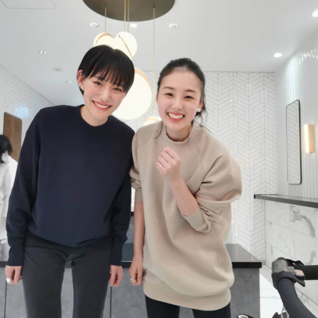ayaka8880のインスタグラム：「. . 山本さん♥ . VERYライター同期なのです。 今は転職されて、フリーのプログラマー！すごいなあ🥺 . 相変わらずおしゃれで美しくて、話が尽きなかった🤭 . 私のユニクロトップス、息子の吐き戻しでゲロまみれ。 . 恥ずかしや🍼 . #嬉しくてニコニコ #ショートにしたくなりました #産後ハゲ #ハゲいつ生えるのだろう」