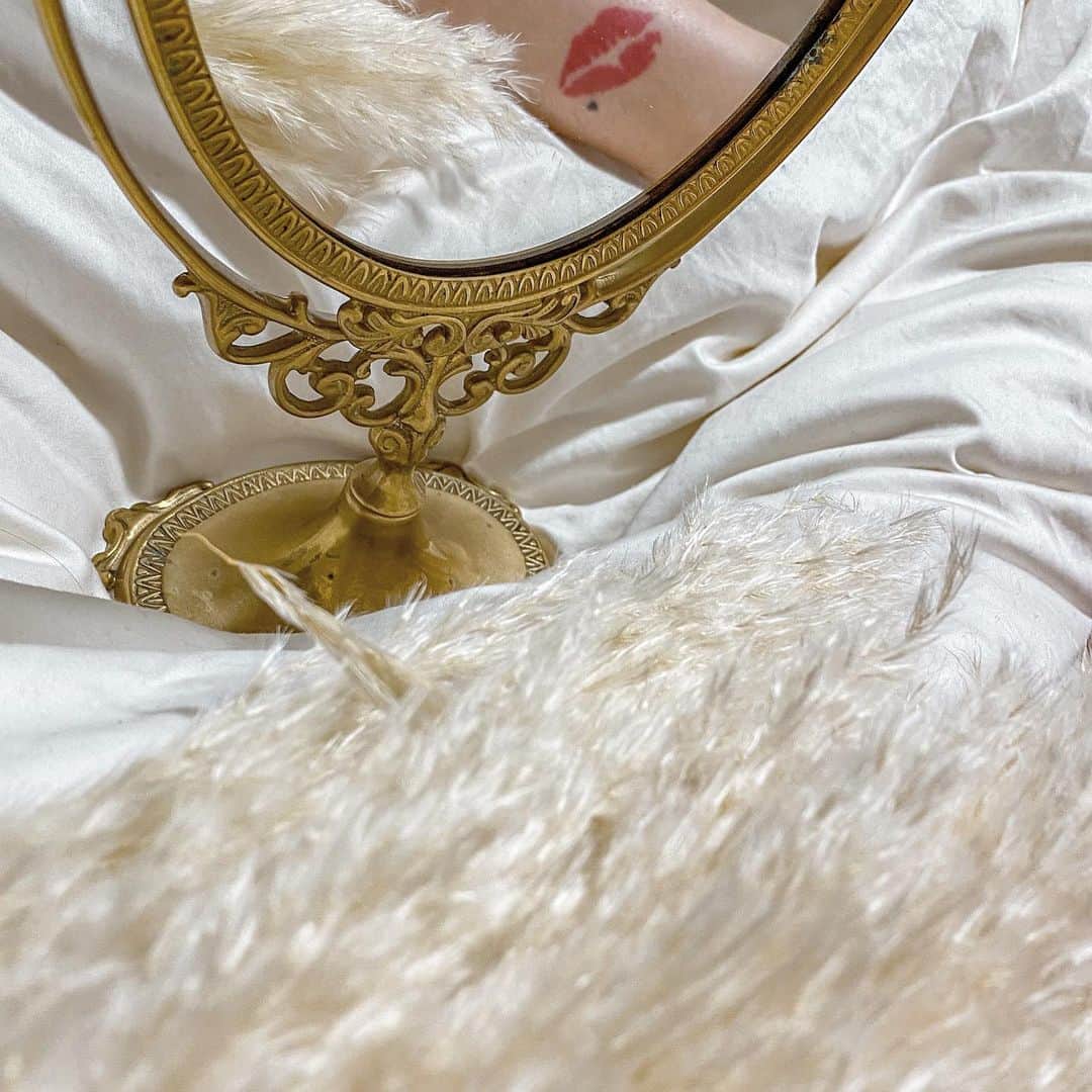 のインスタグラム：「Shhh...💋」