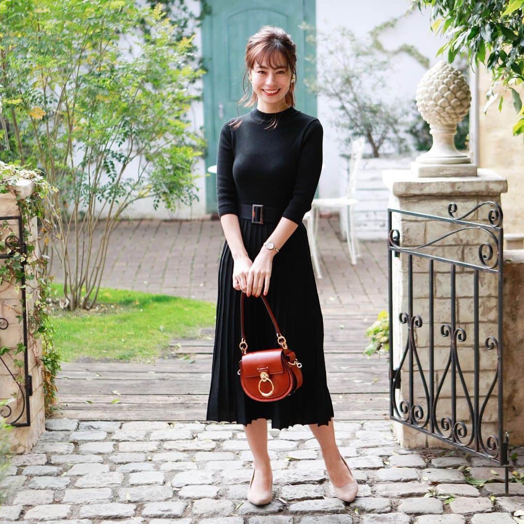 伊藤沙織のインスタグラム：「三陽商会さんのブランド、"LE JOUR"とコラボ商品を発売致しました🥰4種類のうちの、まずはこちらのワンピースの黒🖤よそ行きでも普段でも使えます。スカート部分のプリーツと、ウエストベルトでより女性らしさを際立たせてくれるアイテムです🌼ストーリーのリンクからHPに飛べるようにしますので、ぜひご覧頂けると嬉しいです✨✨✨ . #lejour #三陽商会」
