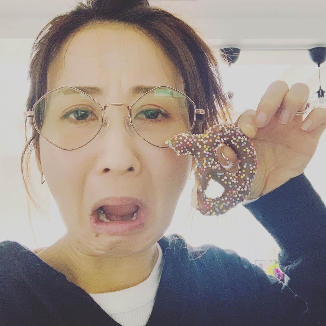 糸数美樹のインスタグラム：「おかーにお土産ってから買ったプレッツェル 「映えそう✨」ってから写真とろーしたら うすまさ割れとん。  #別アカウントつくりました #よかったらフォローくださいませ #別アカウントはタグ付けしてあります #みきとにー #で検索 @miki_itokazu  ゆたしくうにげーさびら #にしてもこの写真ブスやっさー #みきとにー」