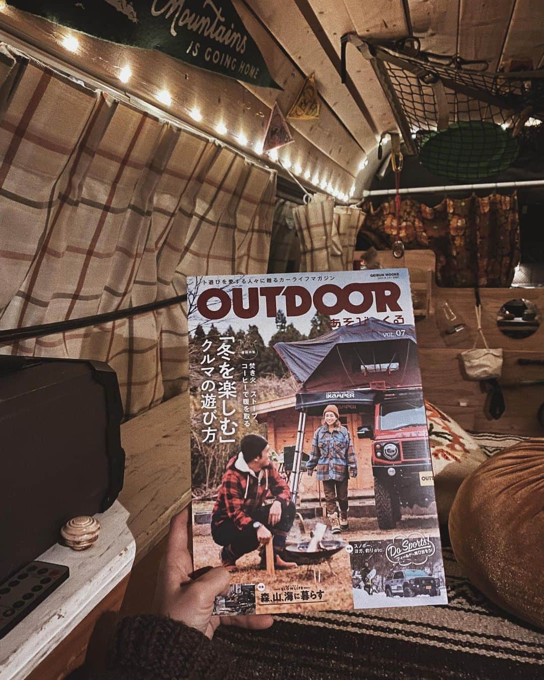 のインスタグラム：「現在発売中の @outdooraso_vehicle  また表紙に載せていただいて感激🥺‼️ 写っているクルマは1度は乗ってみたいと思っていたジムニー❣️真っ赤、カワイイ🍎 ルーフトテントはアイキャンパーのX-COVER。テントの中は広々としてて快適に車上泊ができそう！ 是非書店で見つけてみてください😊📖💕 photo by @photo371  #あそびーくる#ジムニー#車上泊#車中泊#ルーフテント#ルーフトップテント#jimny#ikamper#rooftoptents」