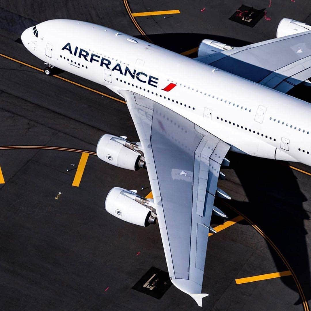 エールフランスさんのインスタグラム写真 - (エールフランスInstagram)「A view from the top. Prendre de la hauteur avec l'oeil de @speedbirduk.  #AirFrance #Franceisintheair #A380 #Instagramaviation #instaplane #aviationphotography」2月6日 22時33分 - airfrance