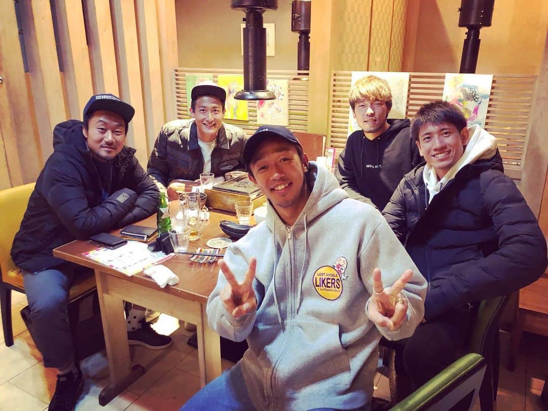 清武弘嗣のインスタグラム：「キャンプの同部屋会withとっくん😊 ただただ楽しかった👍👍👍 . #年齢層があがってきたなー笑 #なおくんごち #とくじいさん #こうじ胃もたれ早い笑 #えいきちがもちろん焼き担当笑 #33歳32歳30歳2人28歳 #がんばろみんな💪」
