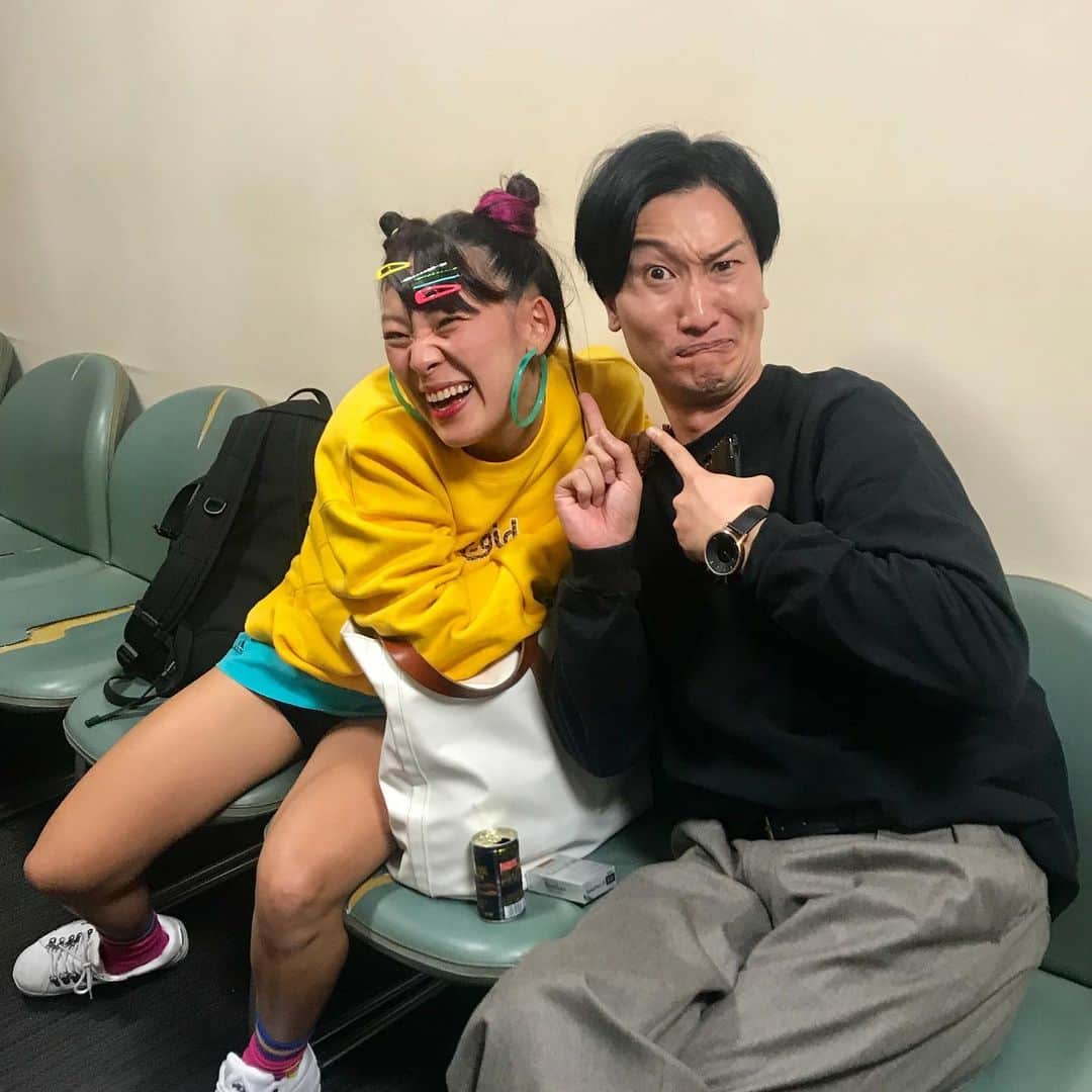 日本テレビ「ウチのガヤがすみません！」さんのインスタグラム写真 - (日本テレビ「ウチのガヤがすみません！」Instagram)「仲良しショット💖#相席スタート山添 ＆#フワちゃん 🤝 . 収録終わりでご飯に行こうと合流した２人を発見📸 収録でりんごちゃんがチャーハンを食べる映像を見てからずっと腹ペコだったみたいです😜🍚🥄 【↑#りんごちゃん チャーハンロケを見たくなった人は、 #Hulu で『2019/11/22放送』をチェック❤️】 . 今週は放送おやすみだったので😴🌙 ⚠️先週分がまだ#TVer で無料配信中です🦋✨ 先週の放送、ガヤファンの皆様にはどうしても見てほしい回なのです…😣💓‼️‼️ . …というのも… 豪華ゲストをおもてなししている#ウチガヤ ですが… 先週放送は#ガヤ芸人 にフューチャーした“番外編”‼️ ガヤ芸人が怒り💢カットされていた“幻のあのシーン”を 一挙蔵出ししてます🎞💨 【Hulu・TVer『2020/1/28放送』を探してください🔍】 . #ウチのガヤがすみません #ガヤ芸人オフショット #芸人 #相席スタート #こんなところにゾエがすみません」2月6日 22時28分 - uchino_gaya