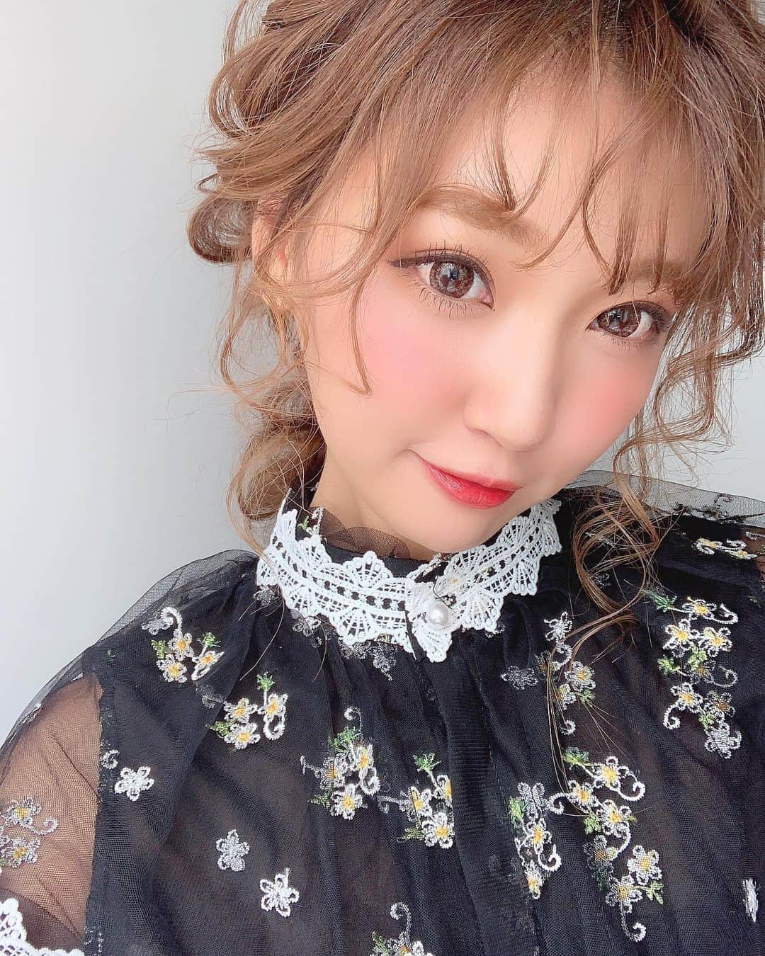 いっちゃん/嶋津 いつみのインスタグラム：「. . 親知らず引っこ抜いて 痛み止めと抗生剤を飲み続ける日々に 胃が悲鳴を上げて 口内炎が大量に発生しました😭💦 . . . . ただでさえ口の中痛いのに 口内炎まで痛くて… しかも下唇の内側に2コもこんにちはしてて 心折れてる🤢🤢🤢 . . . . . 強制的に痩せられそうです✌🏻✨ww . . . .  #関西  #関西サロモ  #サロンモデル #サロモ #いっちゃん  #フリーモデル #関西モデル  #あざといっちゃん #かわいっちゃん #いっちゃんコーデ #ブライダルモデル #アレンジモデル #ヘアカラー  #ヘアアレンジ  #ロングヘア #スーパーロング .」