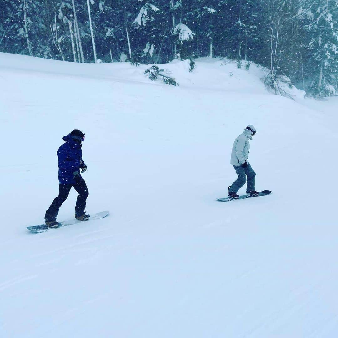 伊勢谷友介さんのインスタグラム写真 - (伊勢谷友介Instagram)「またまた試乗会にお邪魔しましたヨォ〜w 今日の1番はこの滑走面見せてる"Black of Death" 髑髏が描いてあるし、ムッチャ縁起の悪い名前ですね、、、笑  しっかしさむ〜い！！！ 寒いからこそ、携帯すぐ死ぬ！ そんでもって風も強いし軽い雪！ そんでその軽い雪の下のカリカリの所為でヒョること、コケる事、何度もw でも、カスタムプロデュースRYO君が後ろから追いどりしてると思って、気合を入れて乗れた一本、最高だったなぁ〜💖 そしてその追い撮り映像、携帯寒さで死んで撮れてなかったっテェー！！ えー、もうーwww 寒いから雪降ったけど、そんなに寒くなくても良いんだよなぁ〜。 僕の車の温度計でー13度。 てか見て、最後の写真。みんな大人だからそれぞれのポーズで、バランスバッチリ👍  写真に写ってる皆さん、タグ付けてって方いらしたらば、メッセージくださいネー！  #capitasnowboards  #unionbindings  #shredoptics  #stancesocks  #customproduce」2月6日 22時31分 - iseya_yusuke