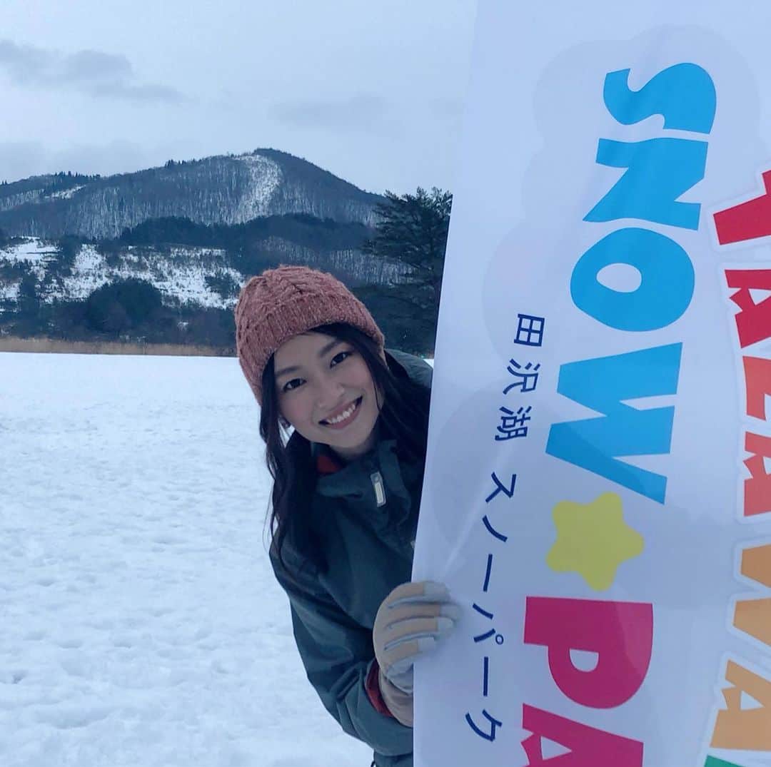 のインスタグラム：「2/7(金)放送 エビス堂☆ゴールド リポーター役で出演します！ 今回は田沢湖レイクリゾートにお邪魔してきました！🎤 . 館内がリニューアルオープン、ホヤホヤ！ くつろげるラウンジやお手洗いなどもピッカピカでした✨ . そしてホテル裏側に広がるスノーパークでは スノーチューブやソリでも遊べちゃいます🛷 (私も体験してきましたが、だいぶ衝撃的な映像かと…迫力満点ですw) 館内にもビリヤードや卓球などもあり 屋外でも室内でも思いっきり楽しめちゃいます♪ . たっくさん遊んだ後はバイキング🍴 春までの間は3種類のカニが食べ放題🦀 LIVEキッチンもあり作りたてがいただけます😍 さらに石狩鍋にはなまはげさんがきて アツアツの石を鍋に入れていってくれます🔥 田沢湖でなまはげに会えるのも嬉しいですよね！👹 . いっぱい遊んでいっぱい食べて 最後は天然風呂に癒される〜♨️ 最高ですね！ . 詳しくは明日のエビス堂ゴールドをご覧ください📺 . 今度はプライベートで家族を連れて行くぞー！☺️ . #akita #reporter #tv #abs #エビス堂ゴールド #modelclubstella #田沢湖レイクリゾート #カニ食べ放題 #🦀 #👹 #バイキング #天然風呂 #スノーパーク #スノーチューブ #そり遊び」