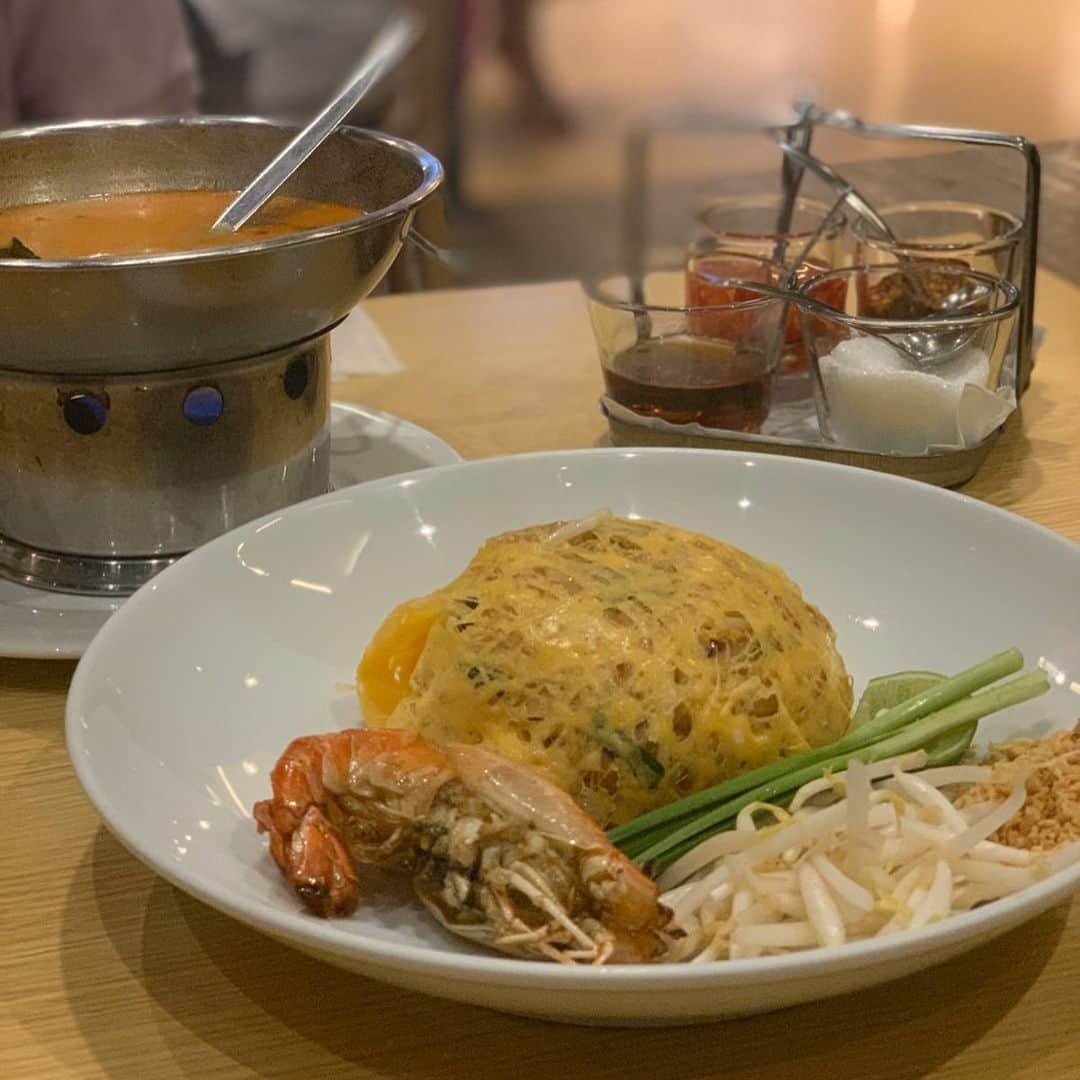 芽華ららさんのインスタグラム写真 - (芽華ららInstagram)「🐘🇹🇭🐘🇹🇭🐘🇹🇭🐘﻿ ﻿ I’m crazy about Thai food😋💓﻿ It’s spicy but tasty 🤤﻿ awesome way with singha 🐘💓🍻💕﻿ ﻿ 大好きなタイ料理🐘🇹🇭﻿ やっと本場で食べれた😋💕✨﻿ パッタイ好きすぎて毎日食べたよ😆﻿ タイのシーフード、美味しかったなぁ😊🦞🦐🦀🐙🦑🐚﻿ アジアはやっぱりお食事が美味しいよね🐘💕🐘💕﻿ ﻿ ﻿ #love#thaifood#awesome#singha#travelbangkok#bangkok#thailand #タイ料理#プーパッポンカリー#パッタイ#トムヤムクン#タイ旅行#バンコク#海外旅行#ららトラベル #海外編#raratravelgram#rarastgram #❤️ ﻿」2月6日 23時00分 - rara.world