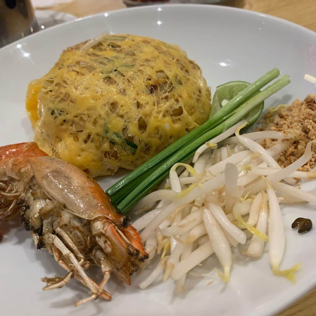 芽華ららさんのインスタグラム写真 - (芽華ららInstagram)「🐘🇹🇭🐘🇹🇭🐘🇹🇭🐘﻿ ﻿ I’m crazy about Thai food😋💓﻿ It’s spicy but tasty 🤤﻿ awesome way with singha 🐘💓🍻💕﻿ ﻿ 大好きなタイ料理🐘🇹🇭﻿ やっと本場で食べれた😋💕✨﻿ パッタイ好きすぎて毎日食べたよ😆﻿ タイのシーフード、美味しかったなぁ😊🦞🦐🦀🐙🦑🐚﻿ アジアはやっぱりお食事が美味しいよね🐘💕🐘💕﻿ ﻿ ﻿ #love#thaifood#awesome#singha#travelbangkok#bangkok#thailand #タイ料理#プーパッポンカリー#パッタイ#トムヤムクン#タイ旅行#バンコク#海外旅行#ららトラベル #海外編#raratravelgram#rarastgram #❤️ ﻿」2月6日 23時00分 - rara.world