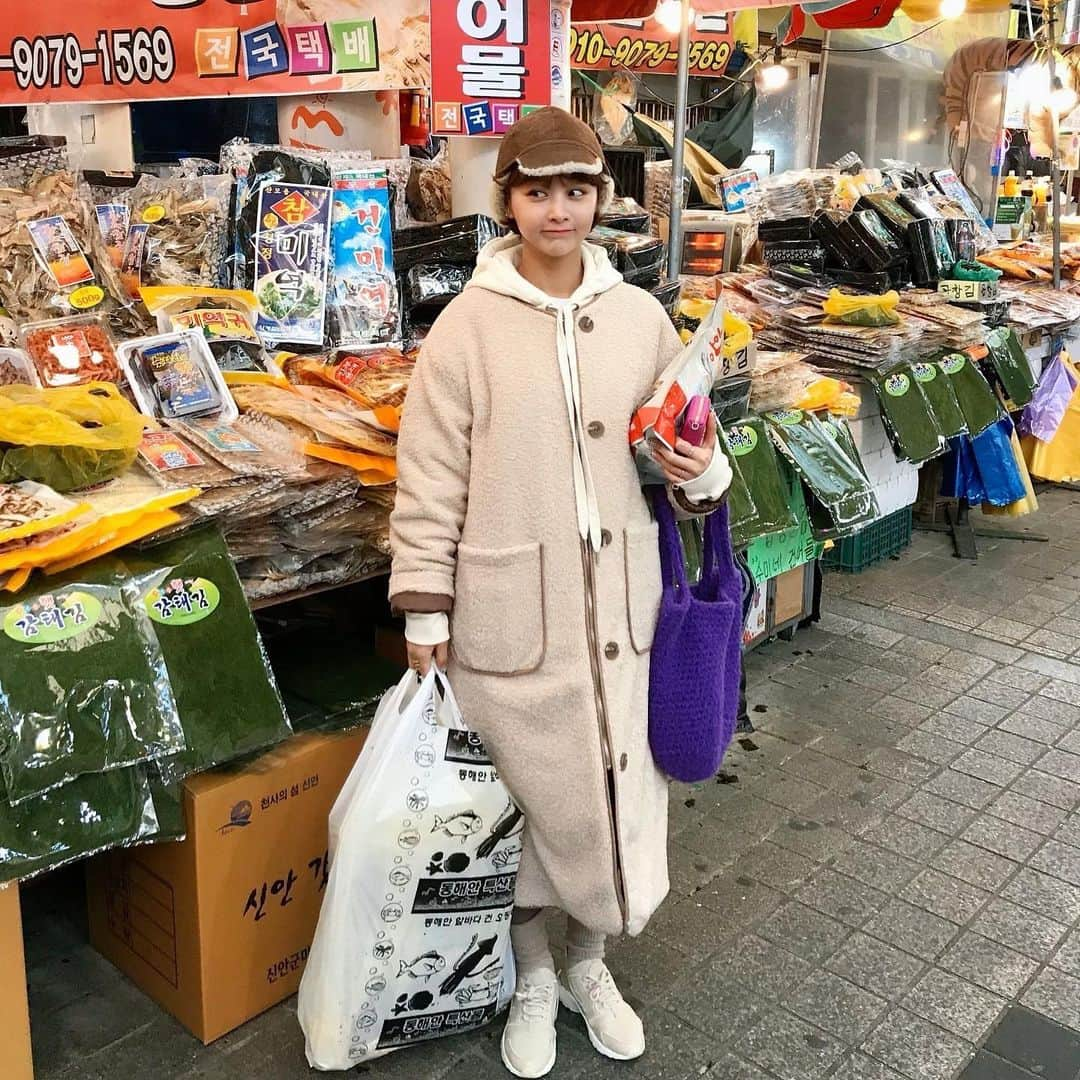 イム・ジヒョンさんのインスタグラム写真 - (イム・ジヒョンInstagram)「내일 업뎃리스트🐿🤎🤎🤎_ 작년에 순식간에 품절된 요 덤블롱점퍼😀🙌🏻 진짜 주야장천 입기 너무 좋아서 리오더했어요! 요고 기다리셨던 블리님들 마지막 재입고이니 놓치지 마셔용!:)) 그리고 +꽈배기가디건🐻 플라워언발롱원피스🌼까지! 모두 내일 만나요🙋🏻‍♀️🙋🏻‍♀️🙋🏻‍♀️」2月6日 22時54分 - imvely_jihyun