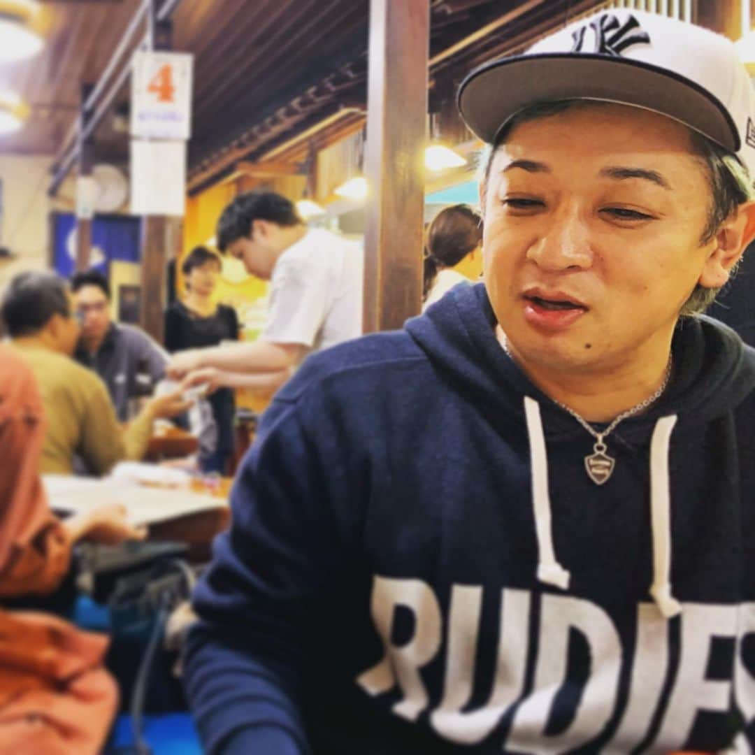 こーいちのインスタグラム：「ナオキは最近ふくらはぎが肉離れを起こしてとても辛そうだったけど今は順調に回復してるっていう話と、俺が幼い時に乳離れを起こしてとても辛かったっていう話は全くの別物なのでそこんとこよろしく！  #卒乳 #卒肉」