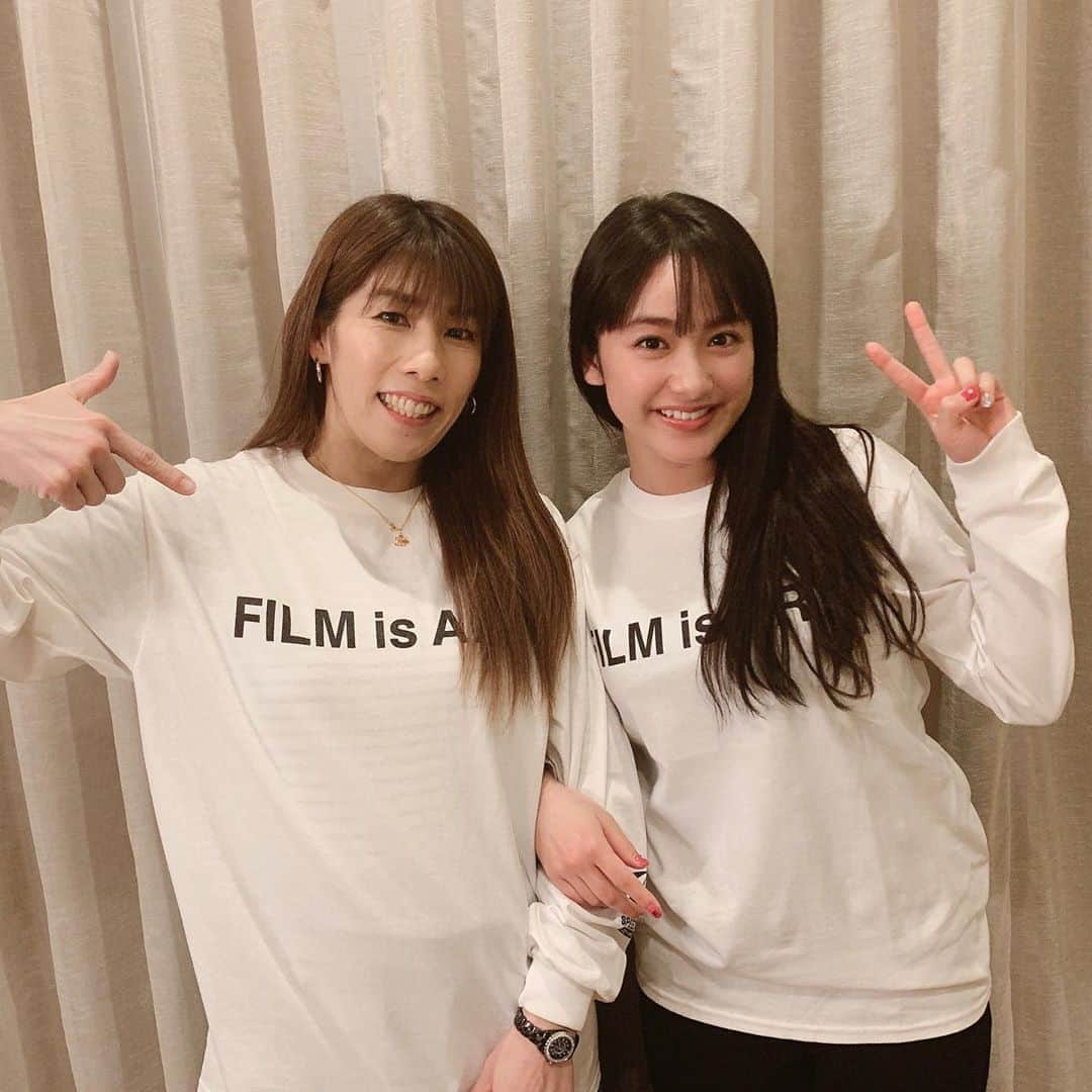 吉田沙保里さんのインスタグラム写真 - (吉田沙保里Instagram)「平祐奈ちゃんのグッズのロンT😆✨ 祐奈ちゃんからプレゼントしてもらいましたぁ〜🎁🎀 背中の方には祐奈ちゃんの写真がズラリと並んでいますよー🥰 めちゃ可愛い♥️ 祐奈ちゃんありがとう😆🙏 そして、動画の撮影者は平愛梨ちゃん😆 もー天然すぎて面白すぎる愛梨ちゃん🤣 美人姉妹にとても癒されました💓💓💓 #平愛梨　ちゃん #平祐奈　ちゃん #グッズ #ロンティー #限定商品」2月6日 22時55分 - saori___yoshida