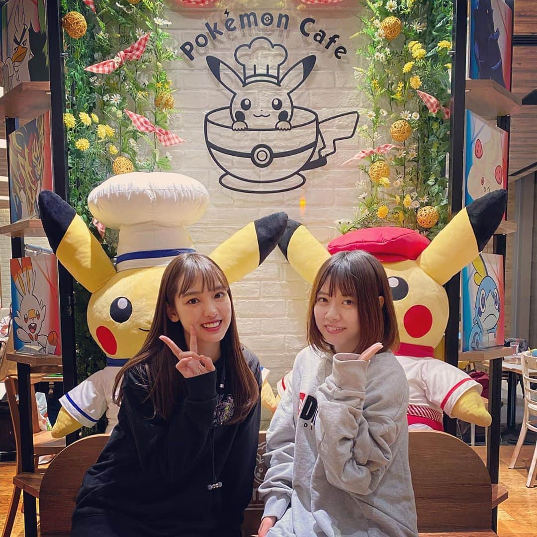 飯窪春菜のインスタグラム：「👨🏻‍🍳💡❤️ ・ ・ 中江さきちゃんが誘ってくれて、初めてポケモンカフェに行ってきましたあ〜☺️❤️ ・ ぎゅうぎゅうになってる御三家のぬいぐるみたちやモルペコのオムライス…🧸 可愛いが溢れた空間…幸せのため息たくさんつきました…😌💭🌸 ・ さきちゃんありがとう😭❤️ ・ ・ ・ #ポケモンカフェ  #ポケモン  #中江さき ちゃん @nakae1009saki  #はるなの毎日  #飯窪ってる」