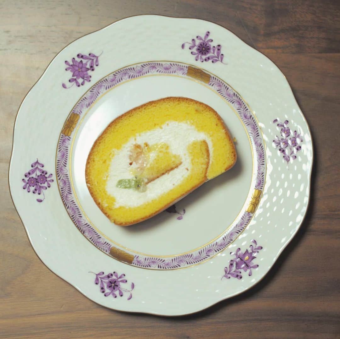 木本泉さんのインスタグラム写真 - (木本泉Instagram)「-﻿ 父が買ってきてくれたロールケーキ🧁﻿ ﻿ 精華町にあるケーキ屋さん🍓﻿ ﻿ フワッフワの生地にあっさりクリームで美味しすぎて一瞬で食べ終わりました笑﻿ (半分くらい1回で食べれそうなほど🤣)﻿ ﻿ シンプルな味で毎日でも食べられそう💓﻿ ﻿ ﻿ #京都#京都ケーキ屋#ケーキ屋#ルパティシエヤマダ#lepatissieryamada#ロールケーキ#rollcake」2月6日 23時03分 - izumikimoto