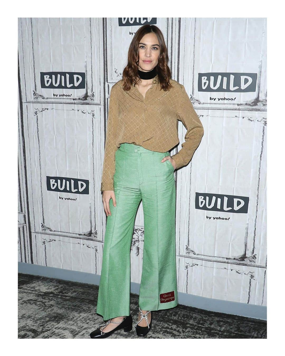 グッチさんのインスタグラム写真 - (グッチInstagram)「To @buildseriesnyc to discuss @nextinfashion, @alexachung wore a printed silk crêpe shirt, wide leg flared pants with embroidered #GucciOrgasmique label and a black patent leather choker from #GucciSS20 by @alessandro_michele. #AlessandroMichele #AlexaChung」2月6日 23時17分 - gucci