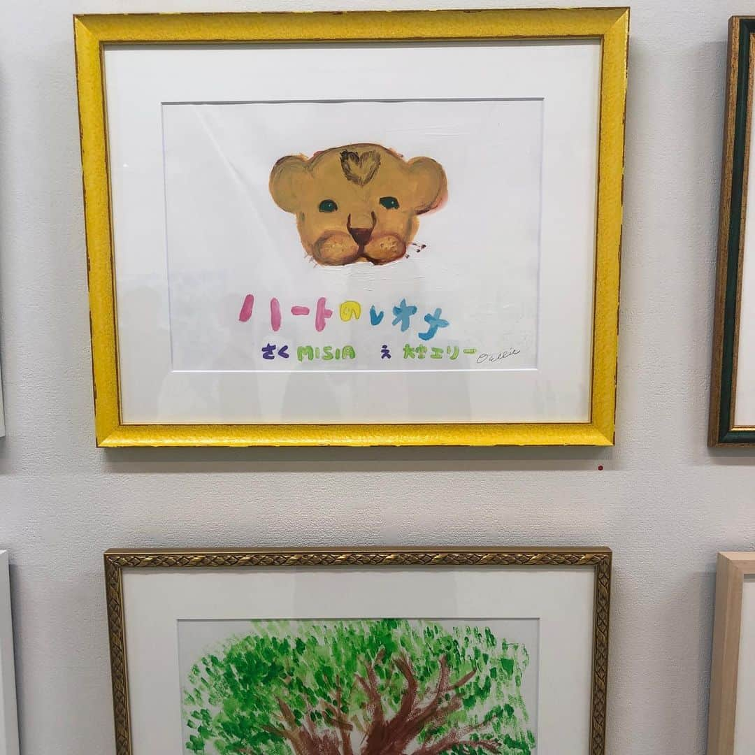 軍地彩弓さんのインスタグラム写真 - (軍地彩弓Instagram)「大好き❤エリーちゃんの絵には、愛があるの。動物たちも、空も、皆んな優しくて、笑顔になる。 はあ、癒されたあ。 愛に包まれたい方は、森美術館、ADギャラリーにて個展開催中です❤️😊😊❣️❣️❣️ #大宮エリー  #ハートのレオナ」2月6日 23時37分 - sayumi7