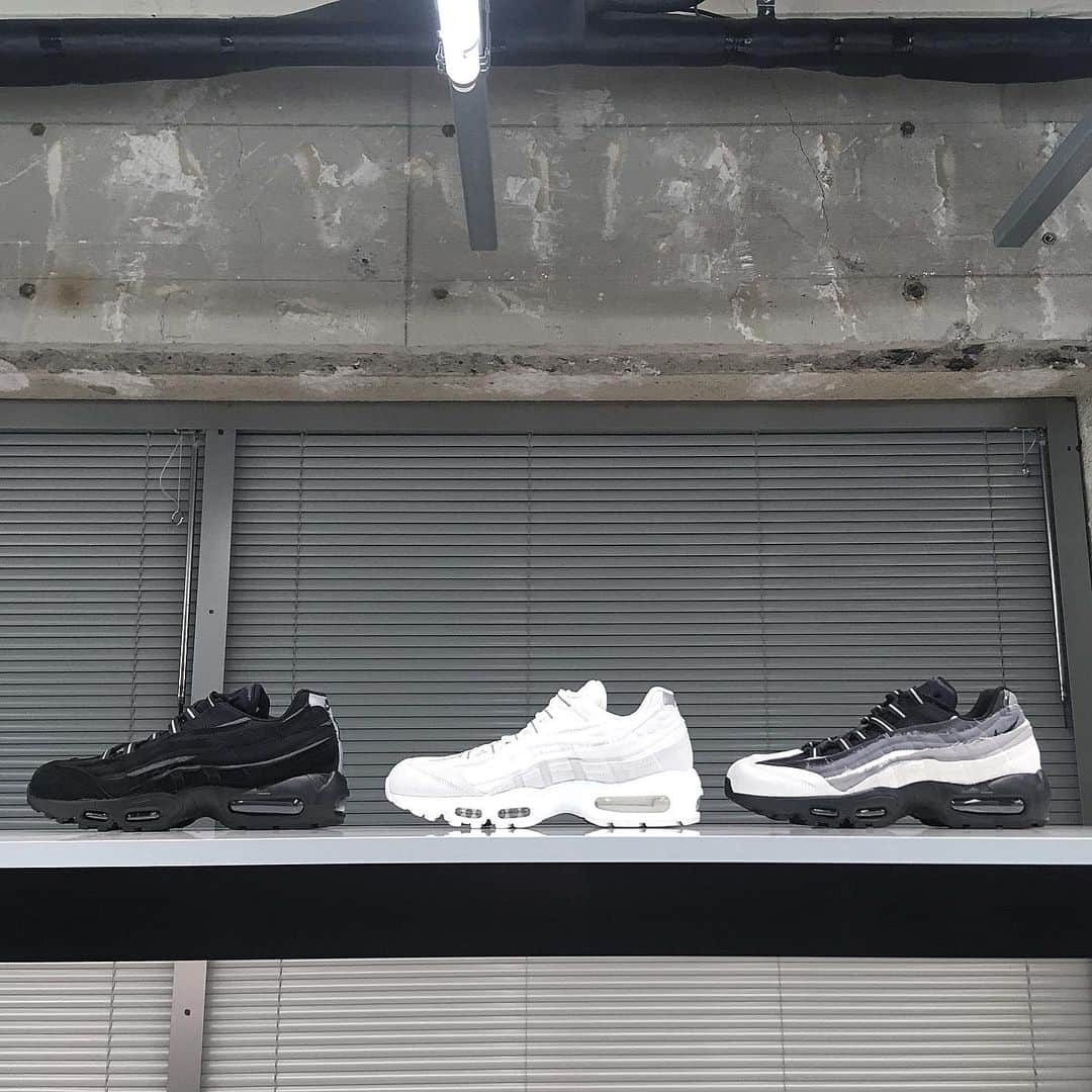 のインスタグラム：「COMME des GARCONS HOMME PLUS×NIKE AIR MAX 95販売方法のお知らせ . 本アイテムに関しましては、ブランド意向によりWEB STOREでの販売はございません。また通信販売もお承り不可となります。 . ＜展開カラー＞ BLACK、GREY MIX、WHITEの3カラー ＜展開サイズ＞ BLACKカラーは26,5cm、27cm、27,5cm、28cmの展開 GREYカラーは26,5cm、27cm、27,5cmの展開 WHITEカラーは27cmのみの展開 ＜価格＞ ¥42,000 ( without tax ) . 発売は2月7日(金)正午12時オープン時より開始させて頂きます。ご購入頂ける数量に関しましては、お一人様一足のみとさせて頂きます。同アイテムの重複購入、カラー違い、サイズ違いでのご購入は不可とさせて頂きます。尚、ご返品はお承り致しません。訪問販売ではございませんため、クーリングオフ制度は適用されませんのでご注意くださいませ。  上記内容は予告無しに変更になる場合がございます。予めご容赦下さいますようお願い申し上げます。 . #commedesgarcons #commedesgarconshommeplus #reikawakubo #punk #anti #art #ss20 #ss20collection #20ss #newcollection #nike #nikeair #airmax95 #collaboration #kicks #nicekicks #instakicks #sneakers #sneakerhead #mensfashion #menswear #eliminator #tokyo #daikanyama #commedesgarconshommeplusxnike」